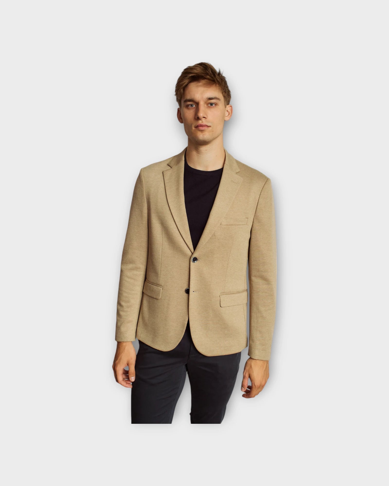 Marne Classic Fit Blazer Sand - Bruun og Stengade Herre Blazer. Her set på model forfra.