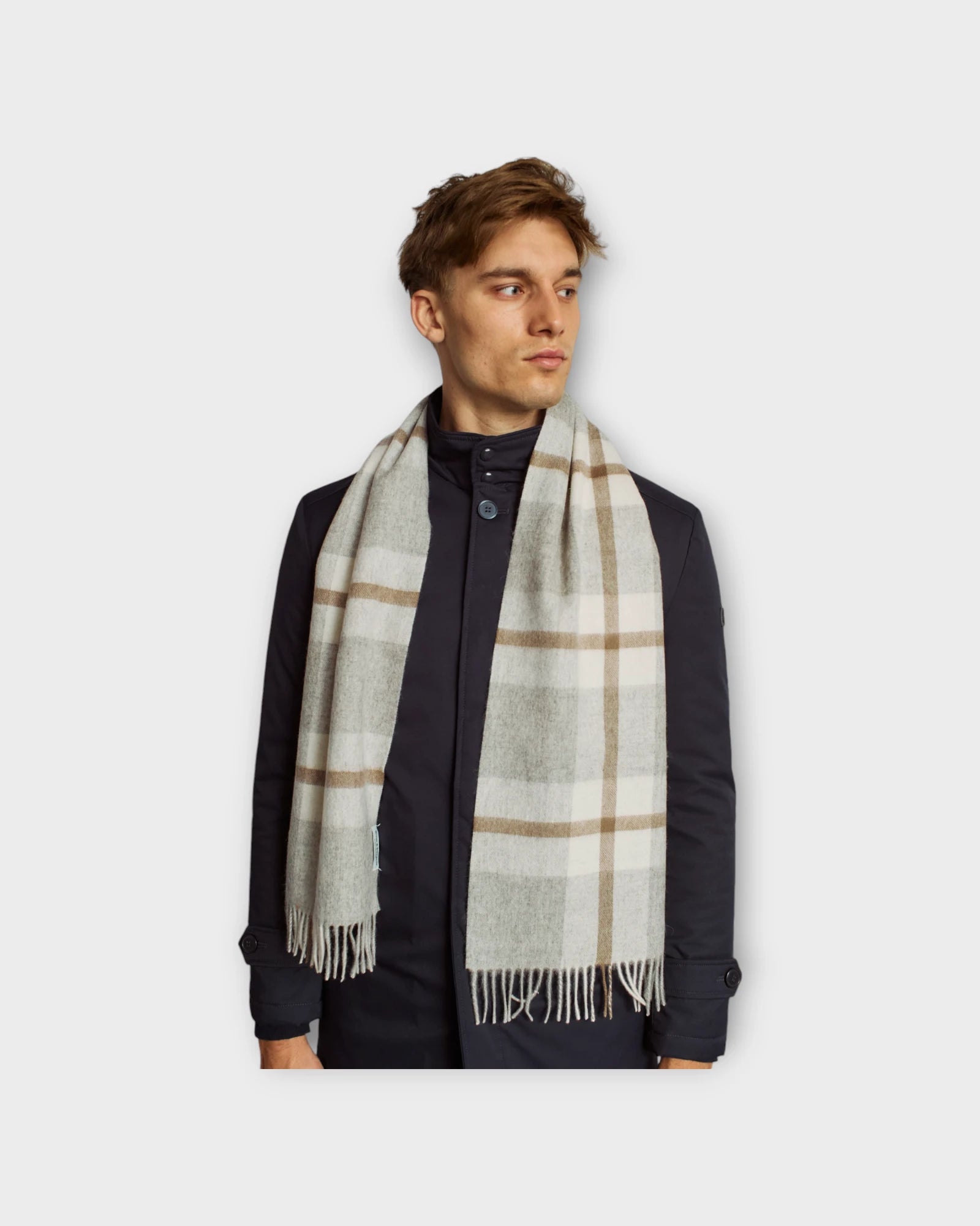 Merlin Scarf Light Grey - Sandfarvet Ternet Bruun & Stengade Halstørklæde til Mænd. Her set på model forfra.