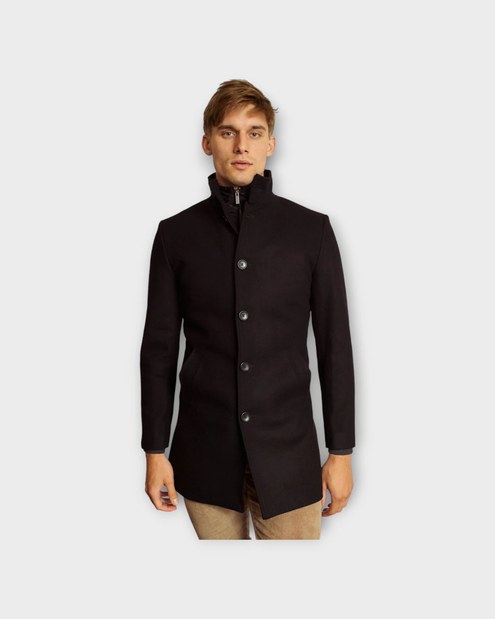 Ontario Slim Fit Coat Black - Sort Bruun og Stengade Frakke til Mænd. Her set på model forfra.