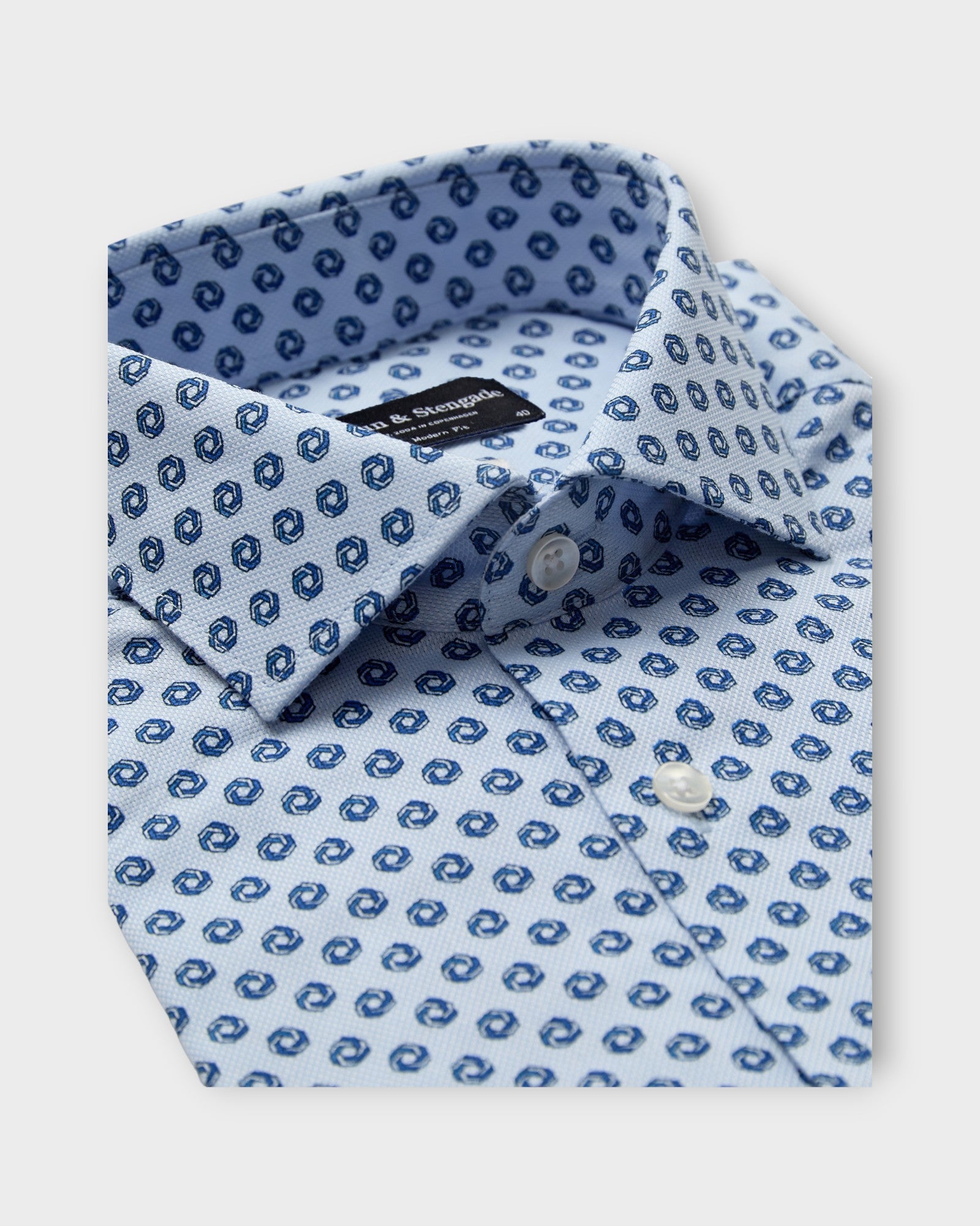 BS Barry Modern Fit Shirt Light Blue fra Bruun og Stengade. Blå printet herre skjorte med langt ærme. Her set i closeup.