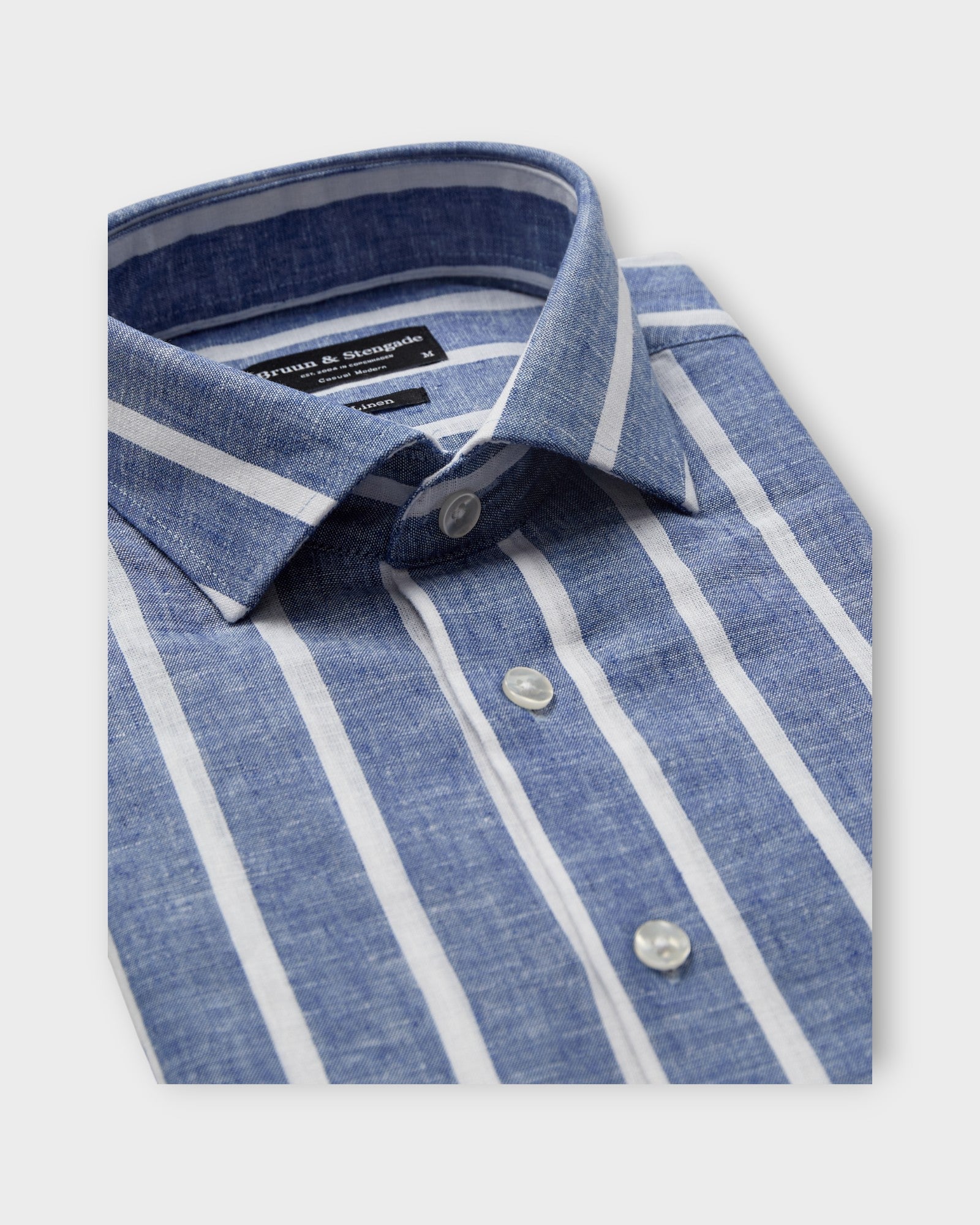 BS Deacon Casual Modern Fit Shirt - Blue / White. Stribet Bruun og Stengade hørskjorte til mænd. Her set i closeup.
