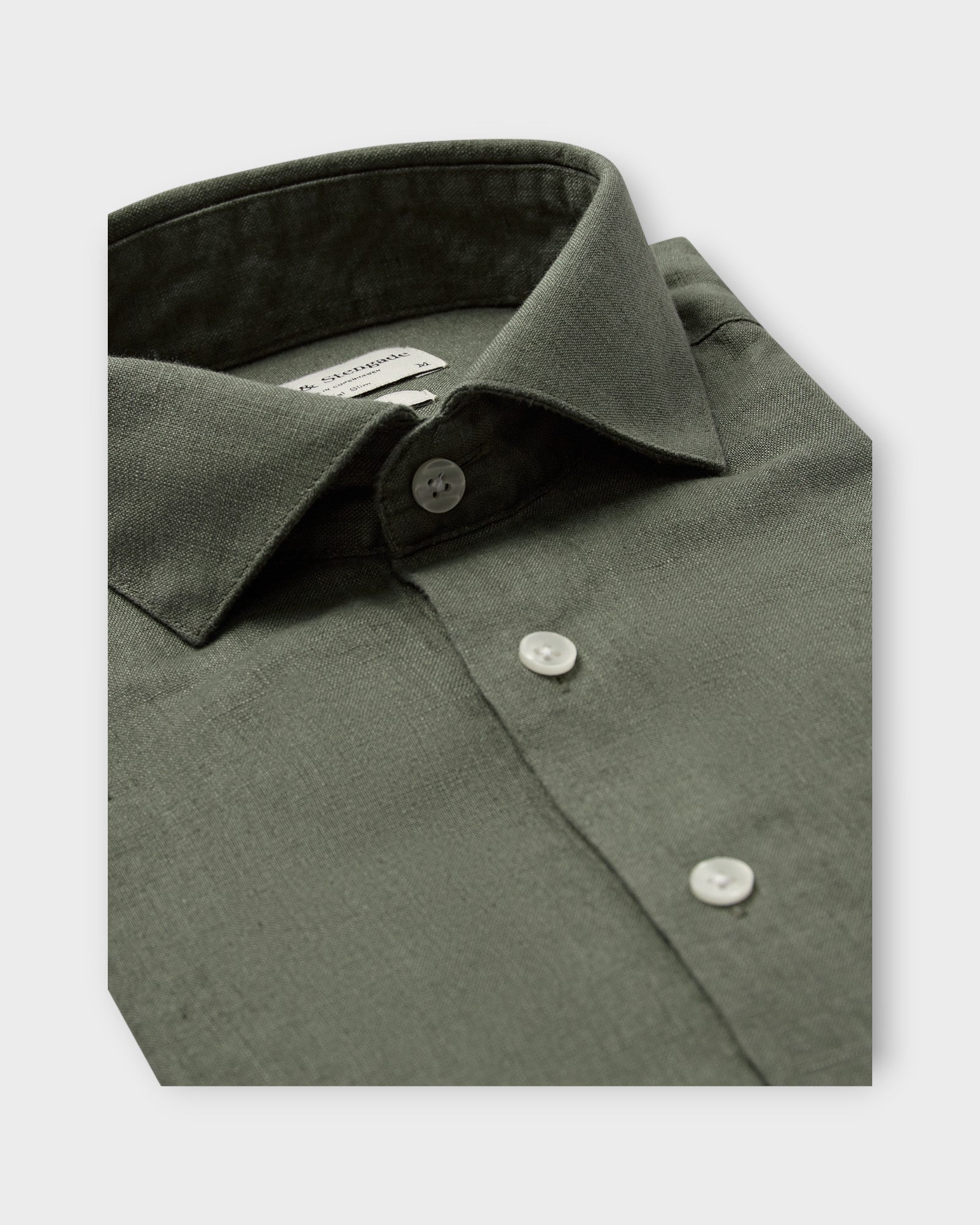BS Perth Casual Slim Fit Shirt Green, grøn hørskjorte med langt ærme fra Bruun og Stengade. Her set i closeup.