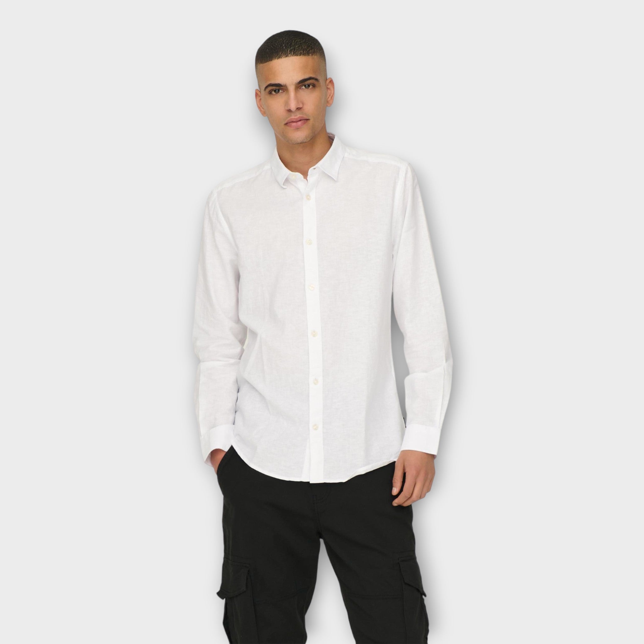 Caiden  LS Solid Linen Shirt  White, Only and Sons hvid langærmet hørskjorte til herre. Her set på model i closeup.