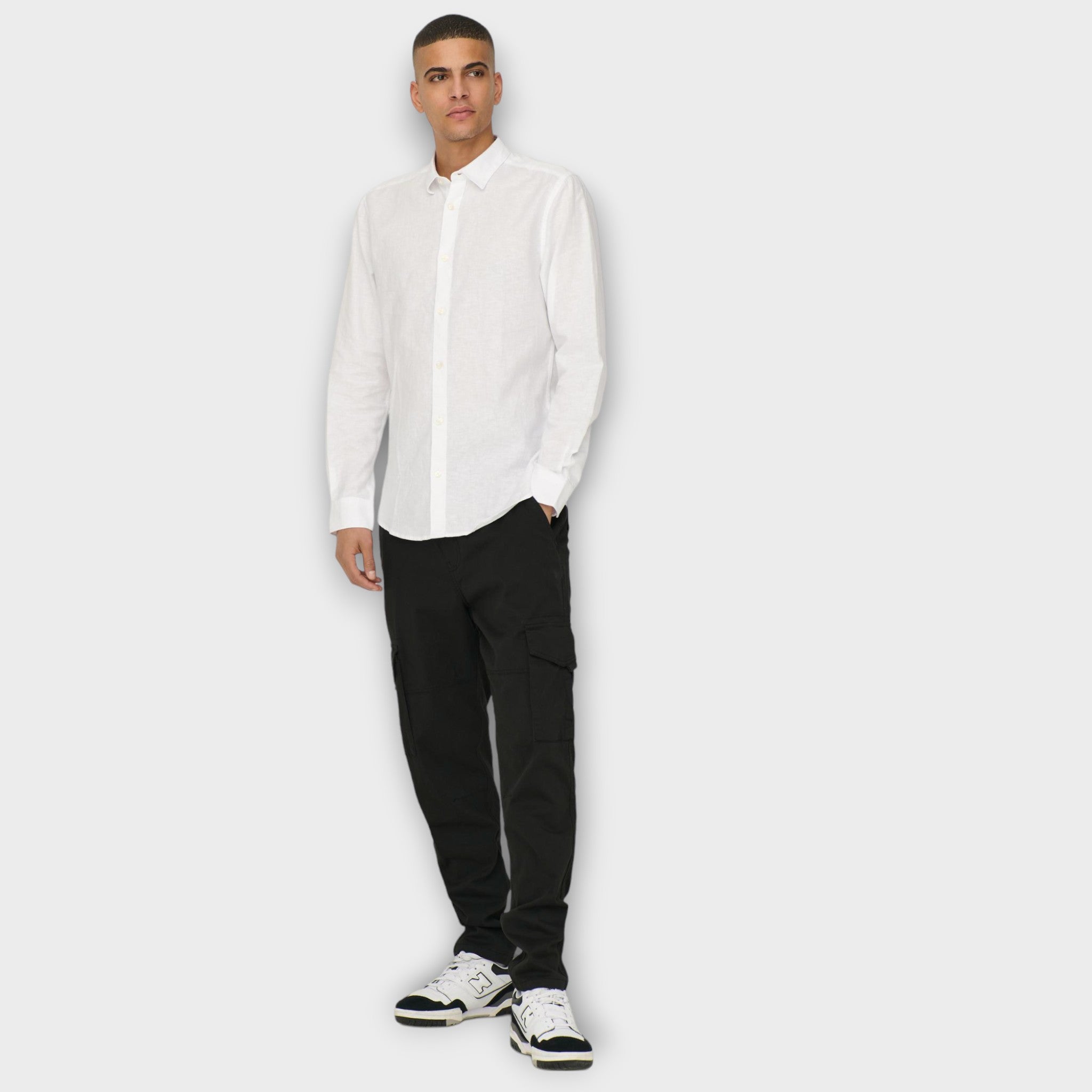 Caiden  LS Solid Linen Shirt  White, Only and Sons hvid langærmet hørskjorte til herre. Her set på model i fuld figur.