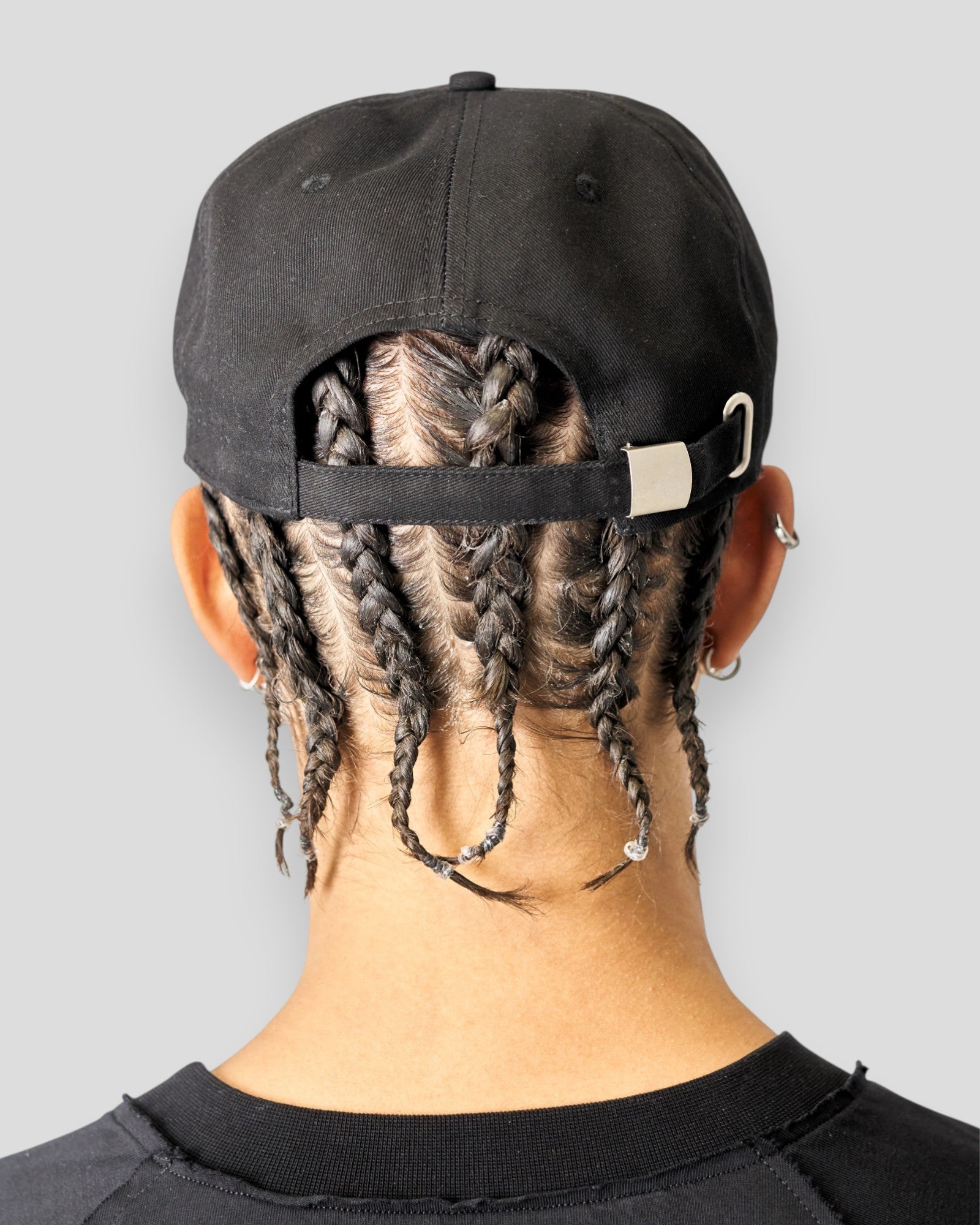 Sort Lau Lau baseballkasket set fra bagsiden, afslappet stil med justerbar rem og komfortabel pasform.