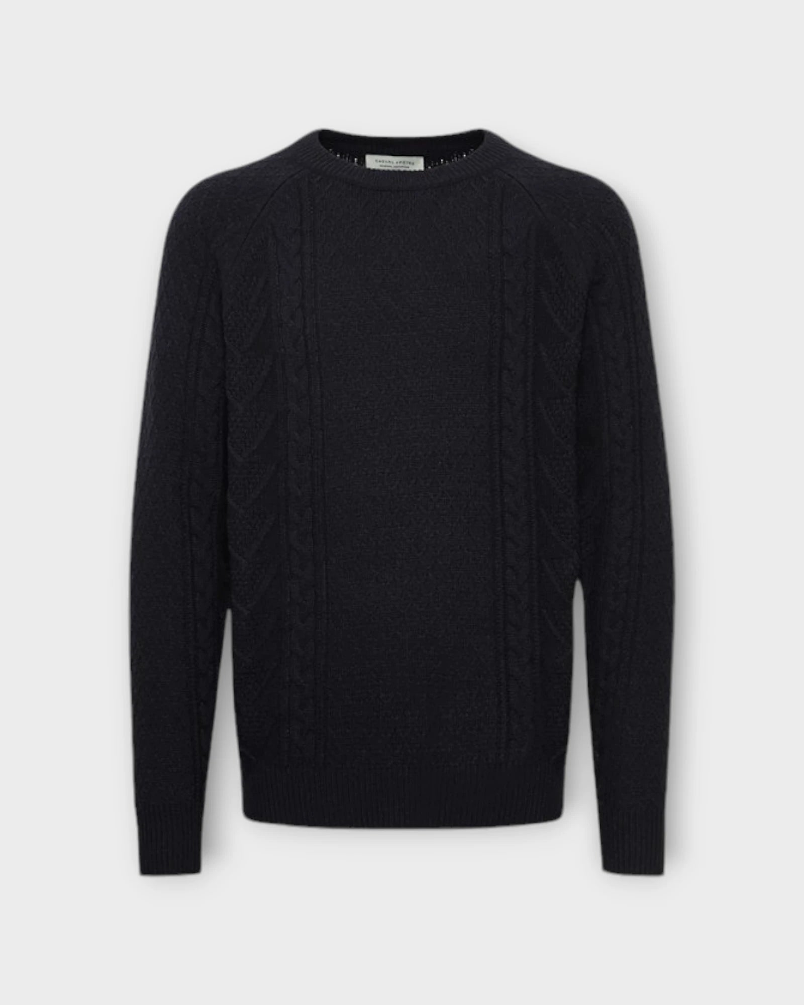 Kristian Crew Neck Cable Knit Dark Navy - Mørkeblå Casual Friday kabel Strik til Mænd. Her set forfra.