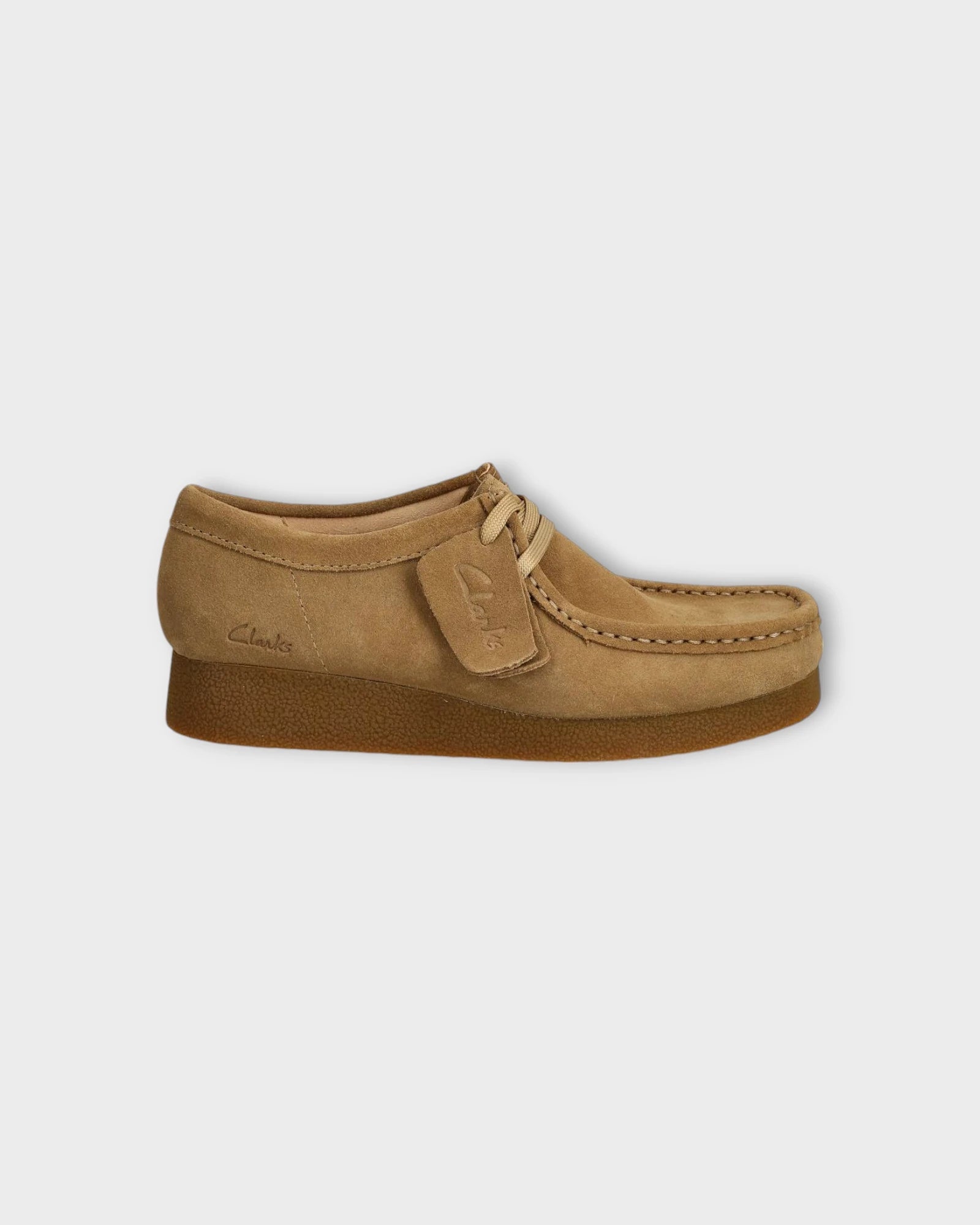 Elegant Clarks Wallabee sko i Dark Sand Suede, perfekt til hverdagens moderne look.