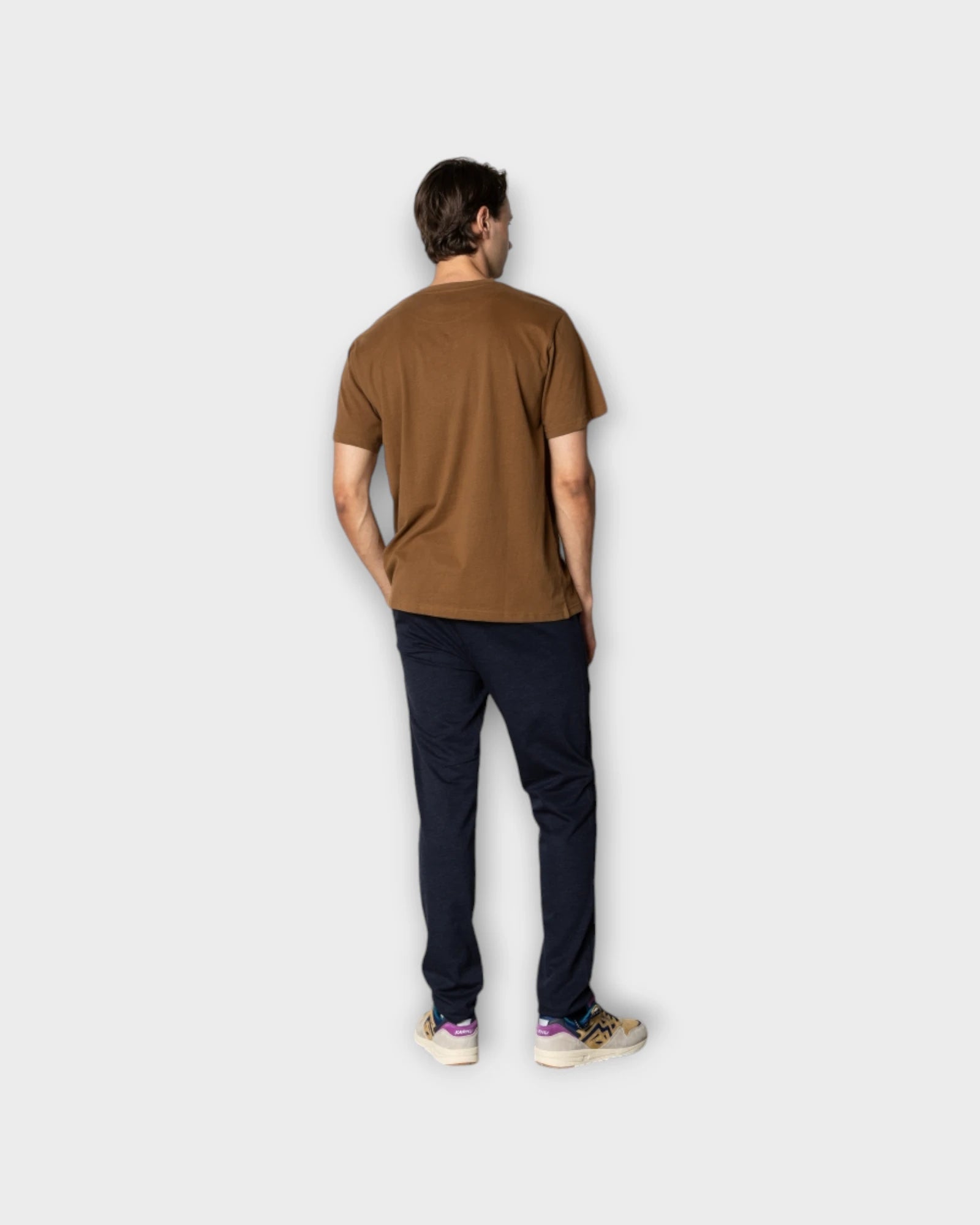 Cohen Brushed Tee SS Brown - Brun Clean Cut Herre T-shirt. Her set på model bagfra.