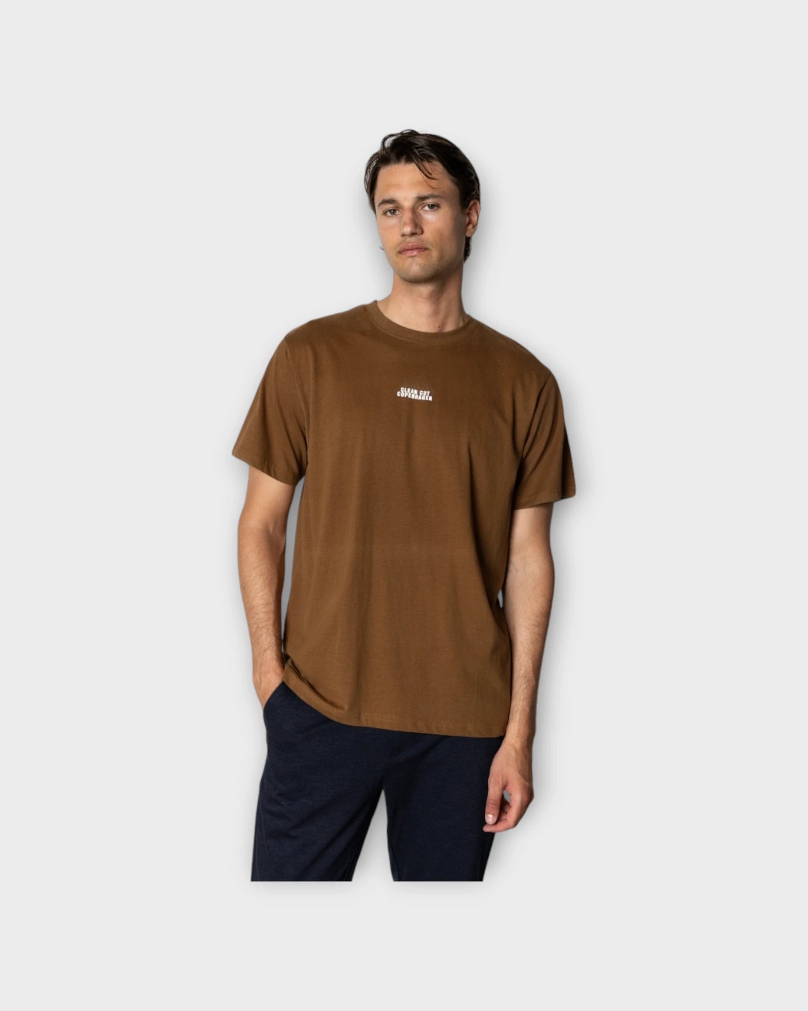 Cohen Brushed Tee SS Brown - Brun Clean Cut Herre T-shirt. Her set på model i closeup.