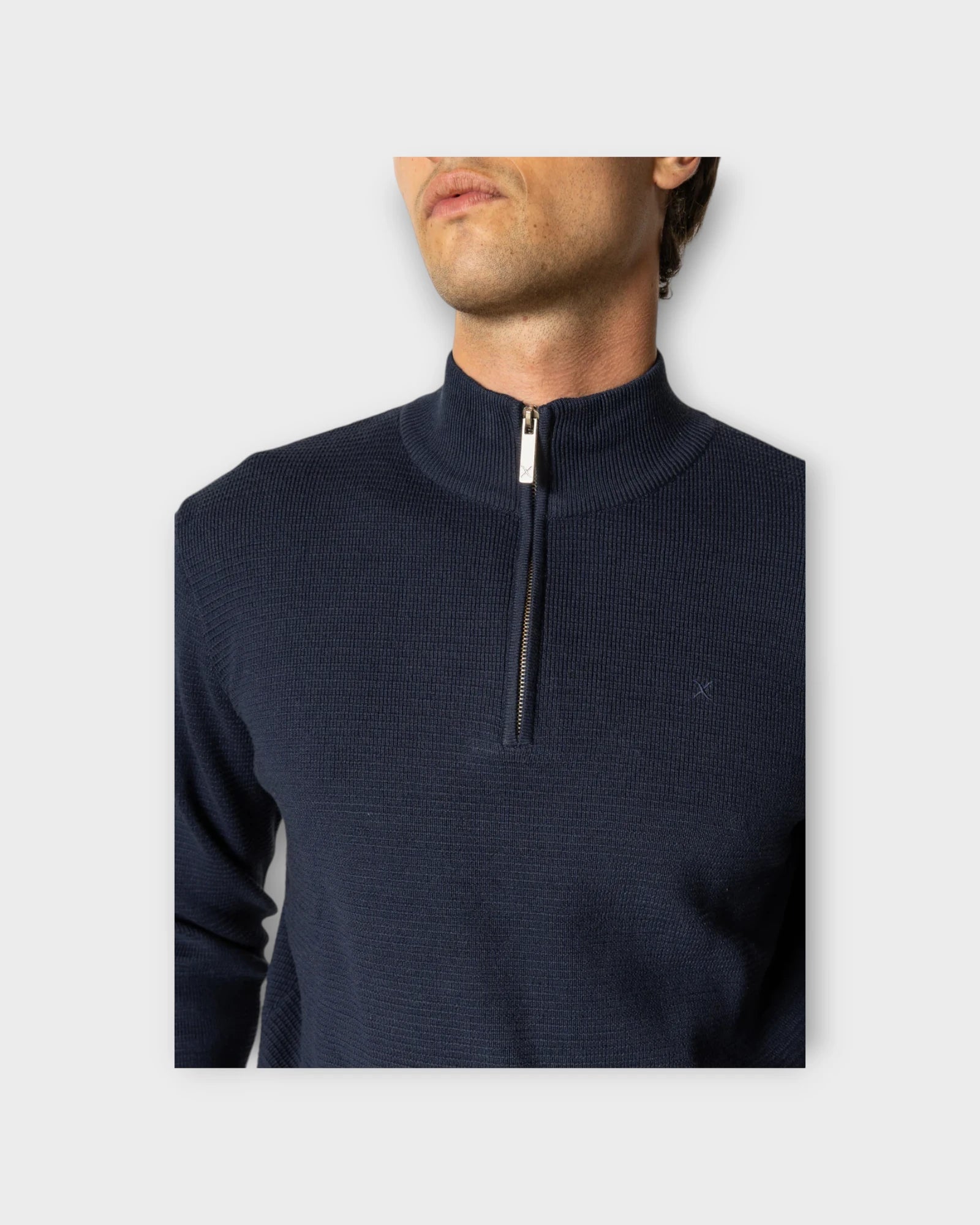 Oscar Half-Zip Knit Navy - Mørkeblå Clean Cut Copenhagen Strik til Mænd. Her set i closeup.