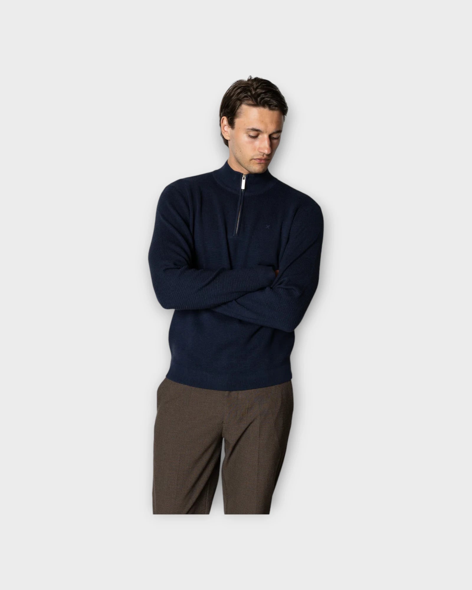 Oscar Half-Zip Knit Navy - Mørkeblå Clean Cut Copenhagen Strik til Mænd. Her set på model i closeup.