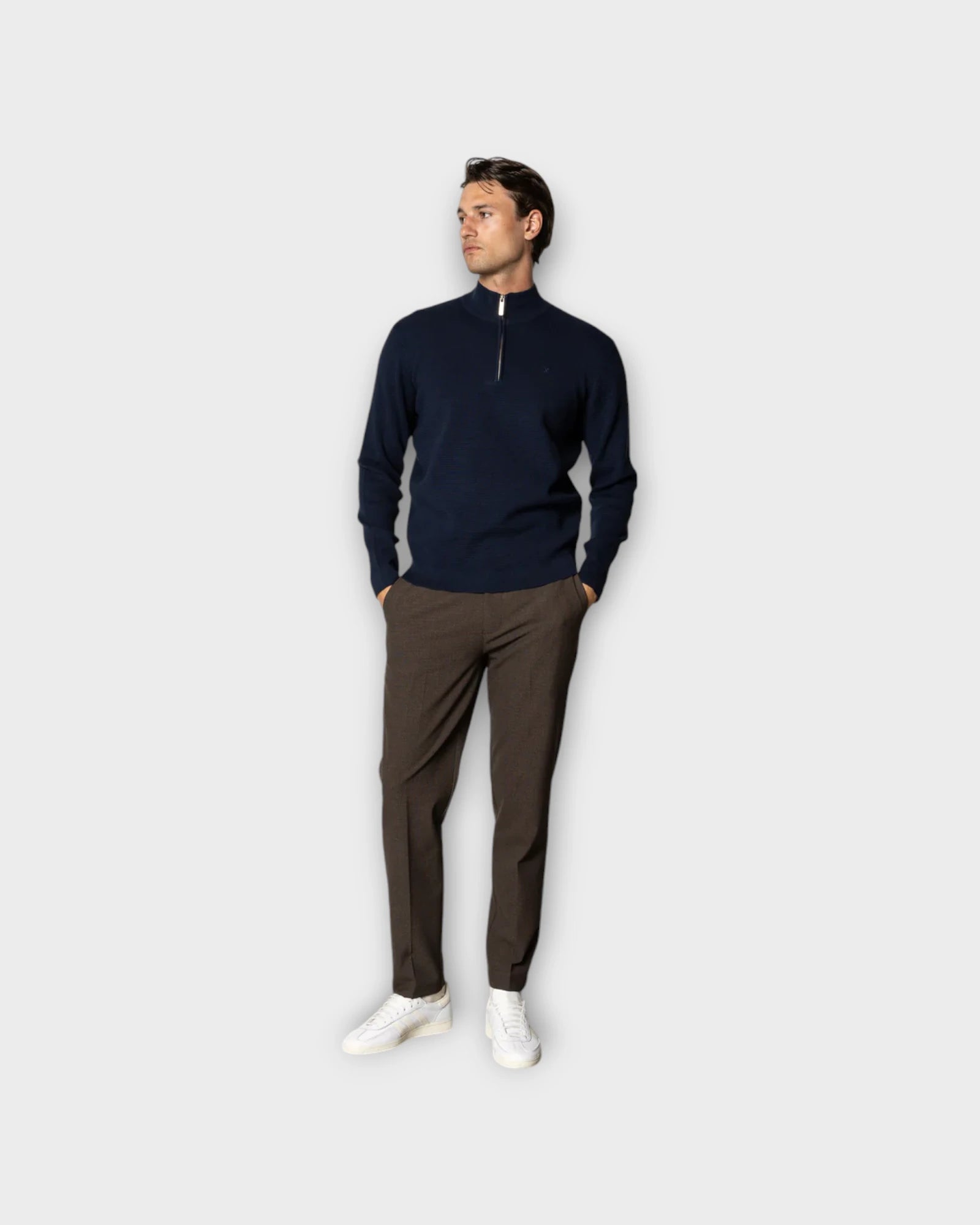 Oscar Half-Zip Knit Navy - Mørkeblå Clean Cut Copenhagen Strik til Mænd. Her set på model forfra.