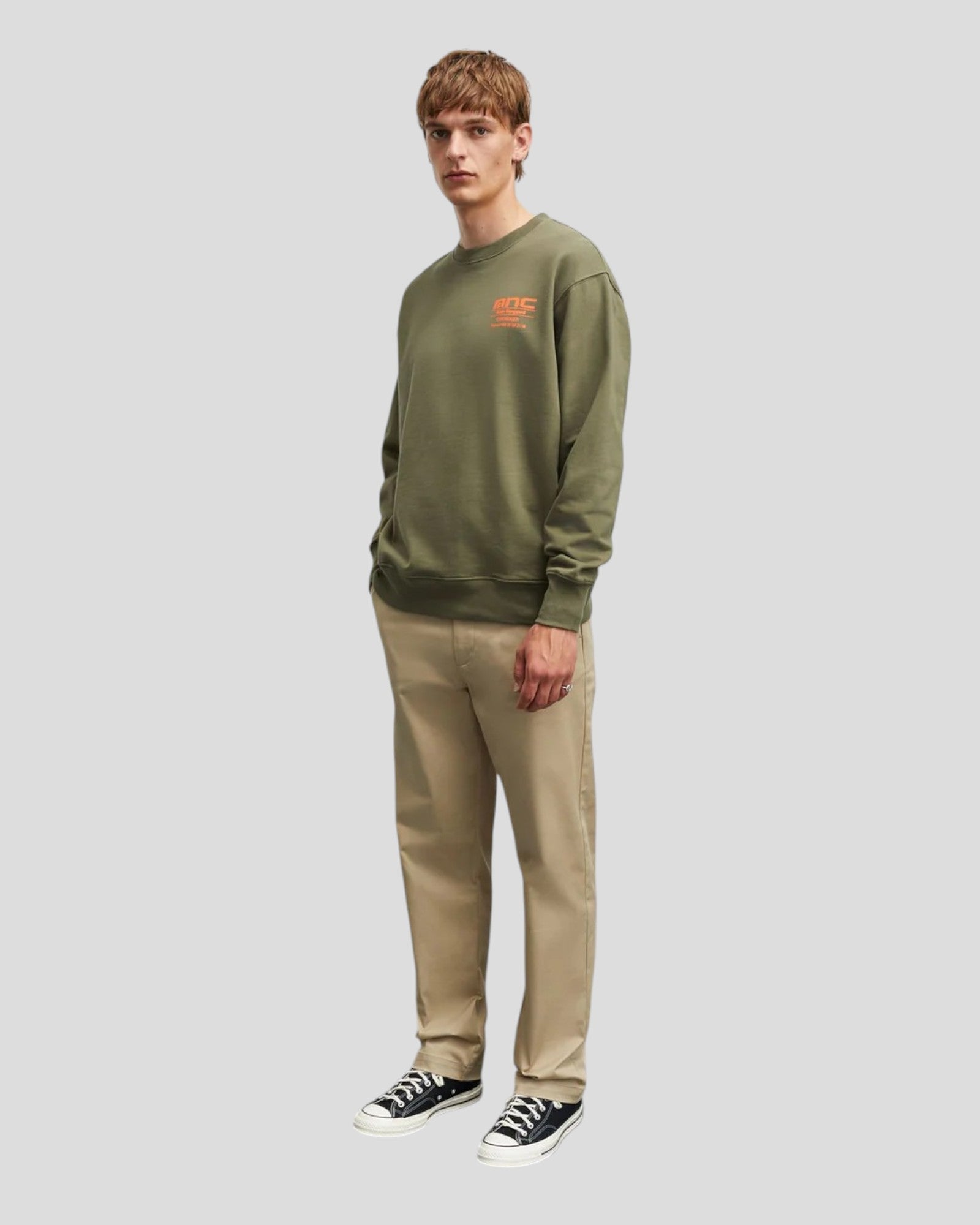 Mads Nørgaard Compact Cotton MNC Crew i Kalamata – en alsidig sweatshirt i en moderne Kalamata farve, ideel til både afslappede og opklædte looks.