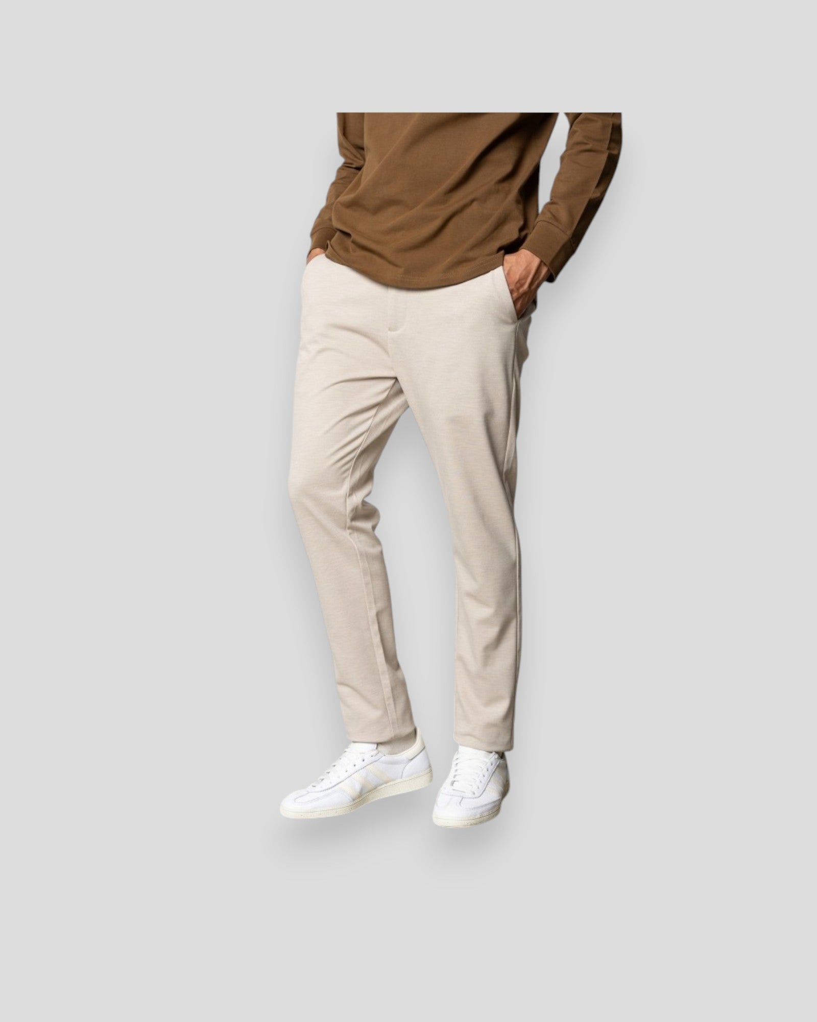 Clean Cut Copenhagen Brendon Jersey Pants i Ecru – stilfulde og komfortable herrebukser i blødt jerseystof, perfekt til konfirmation og smart-casual outfits.