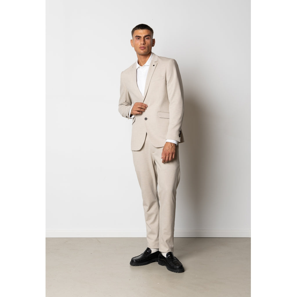 Clean Cut Copenhagen Brendon Jersey Pants i Ecru – stilfulde og komfortable herrebukser i blødt jerseystof, perfekt til konfirmation og smart-casual outfits.