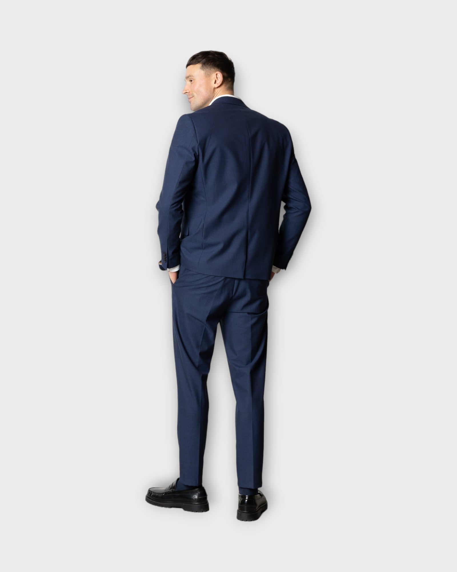 Copenhagen XO Louis Pants Mid Blue. Blå jakkesæts bukser fra Clean Cut Copenhagen til mænd. Her set på model bagfra.