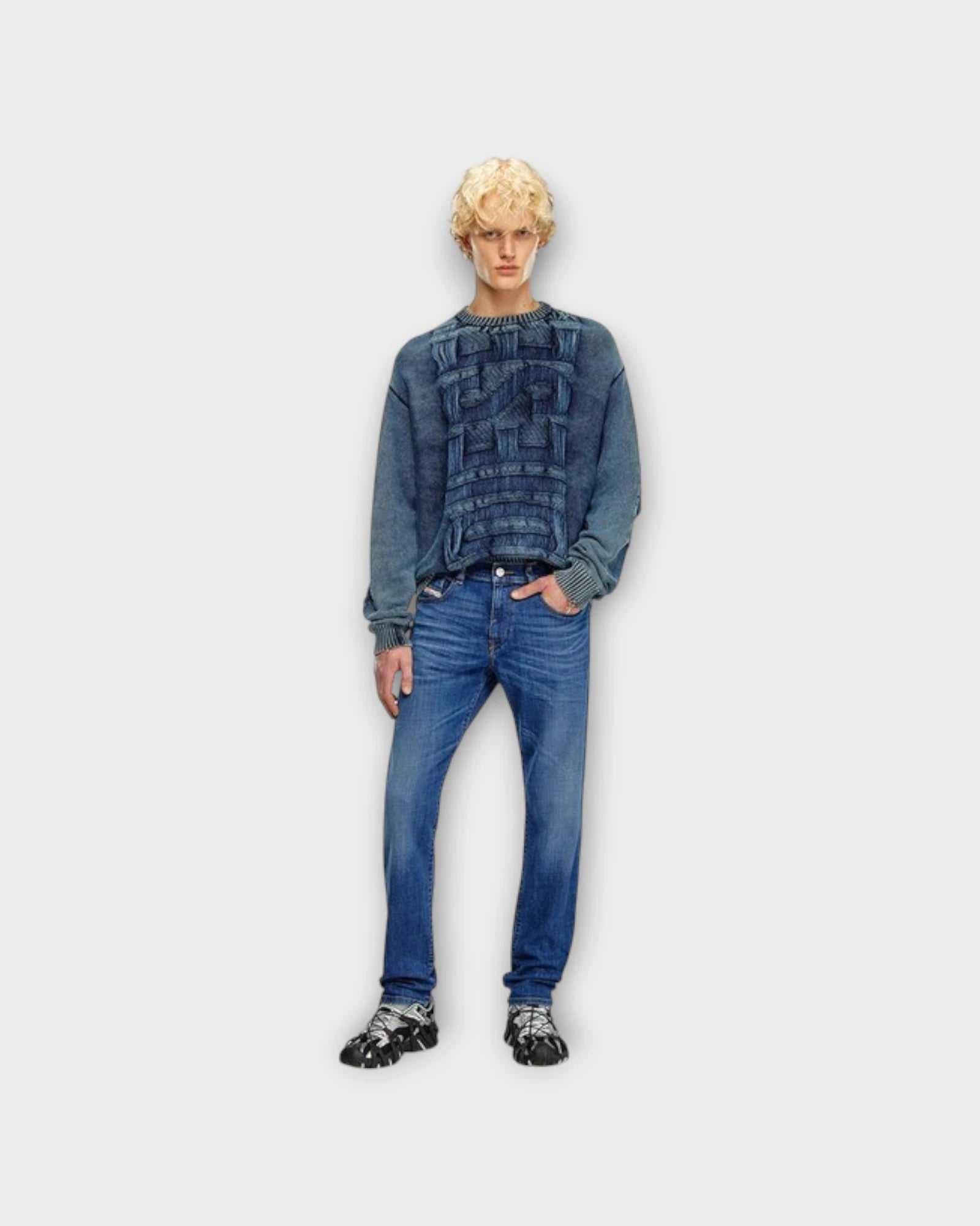 D-Strukt Light Blue Denim A03562  - Forvasket Blå Diesel Jeans til Herre. Her set på model forfra.