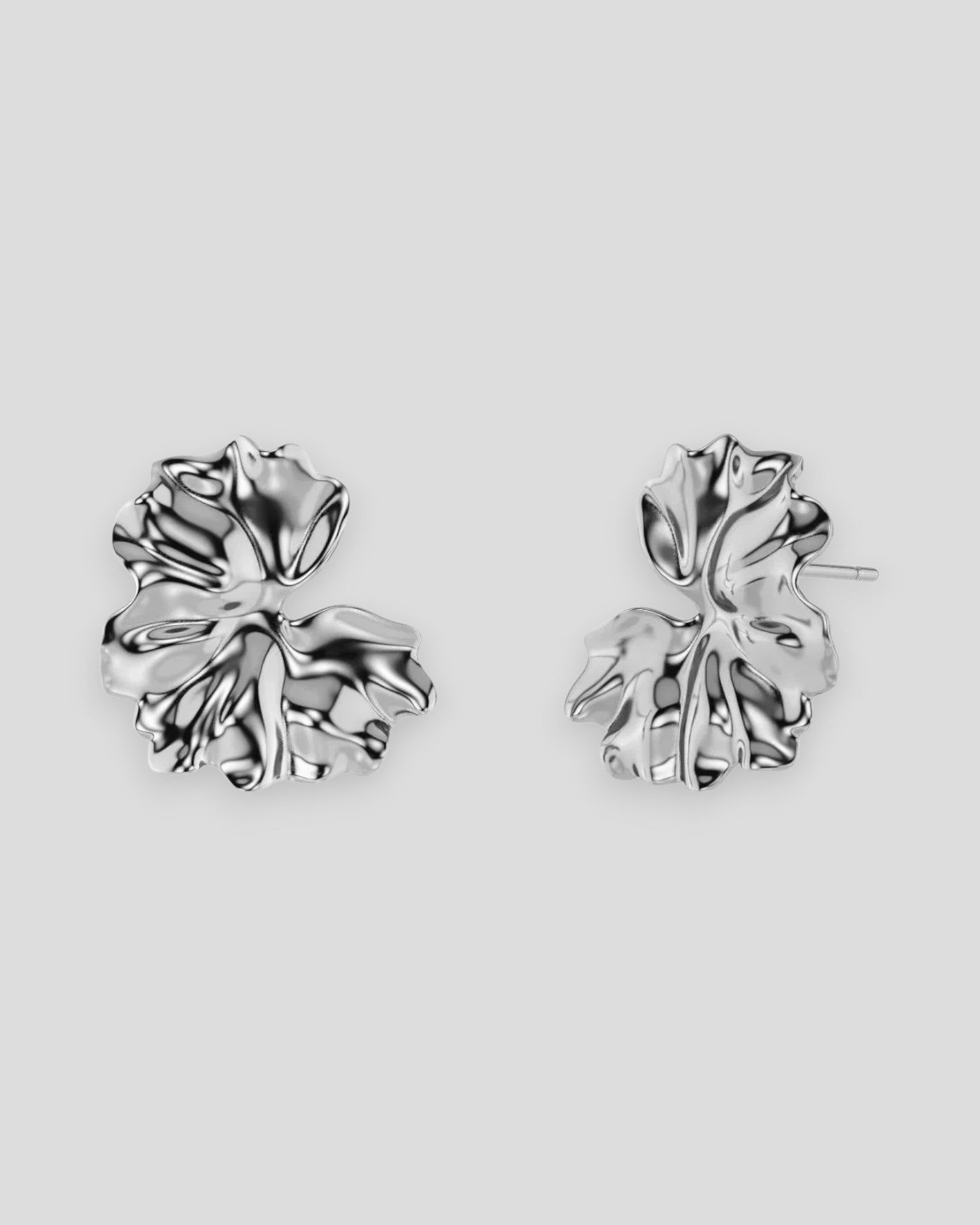 Sølv Edblad Gerana Studs Store kvinders øreringe med enkle, runde sølvstuds, perfekt til daglig brug og stilfuld elegance.