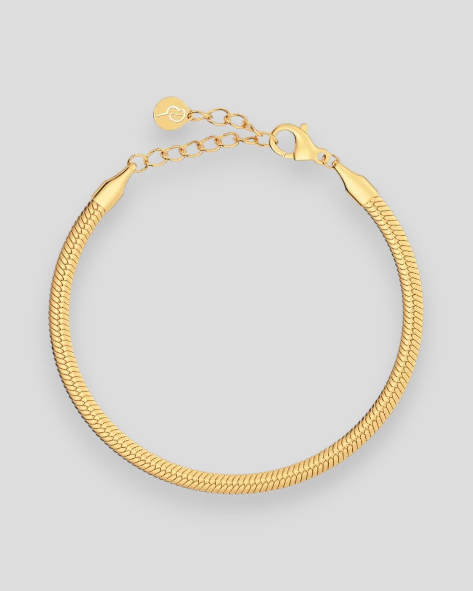 Guldherringbone armbånd til kvinder fra Edblad Dame, elegant og glat design i guldfarvet metal.