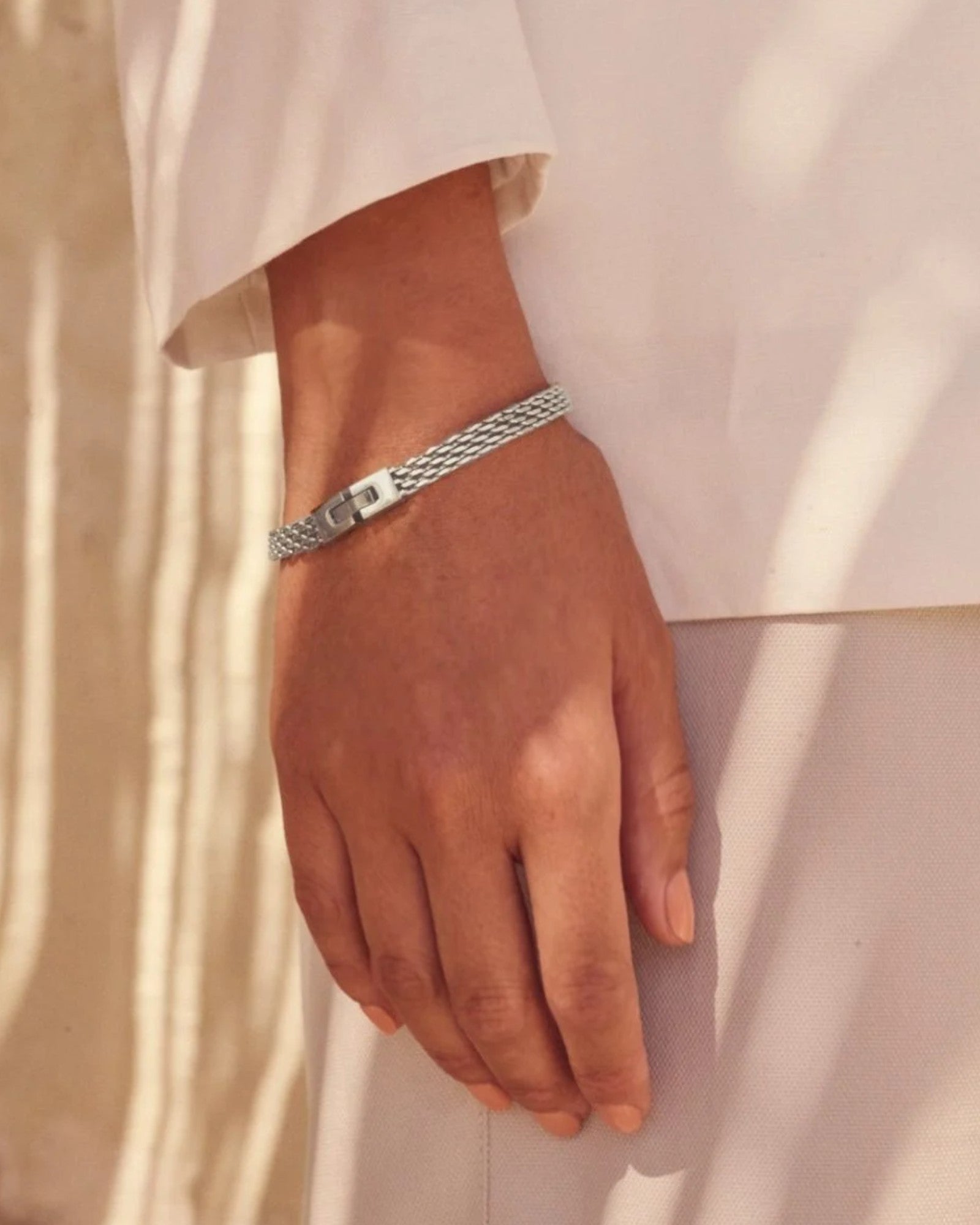 Sølv Lana-armbånd til kvinder fra Edblad Dame, småt og elegant design, synligt med metalperler og fin detalje.