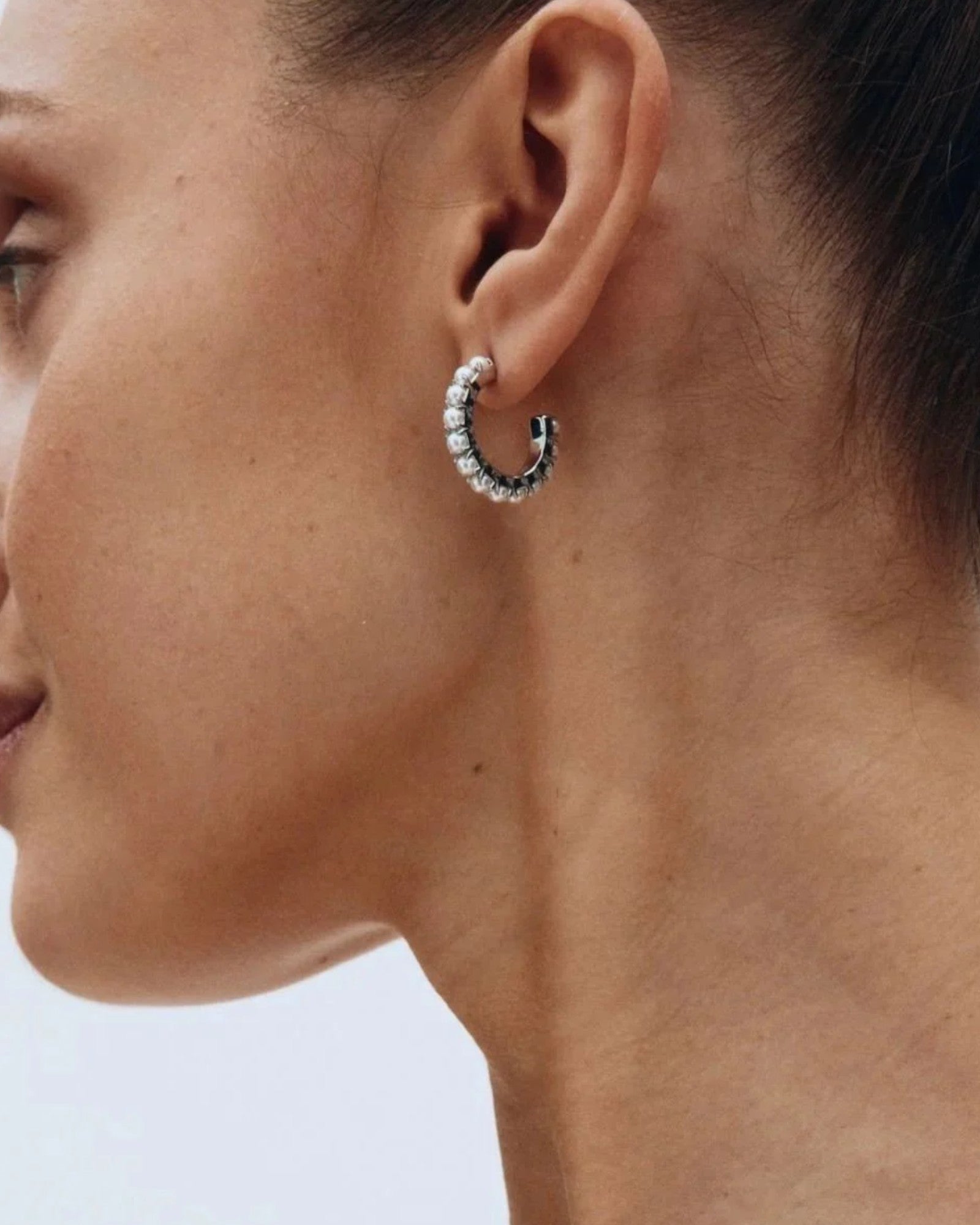 Store øreringe Lilo Hoops Large i sølv til kvinder, rund og elegant, fra Edblad Dame, synlig på billedet.