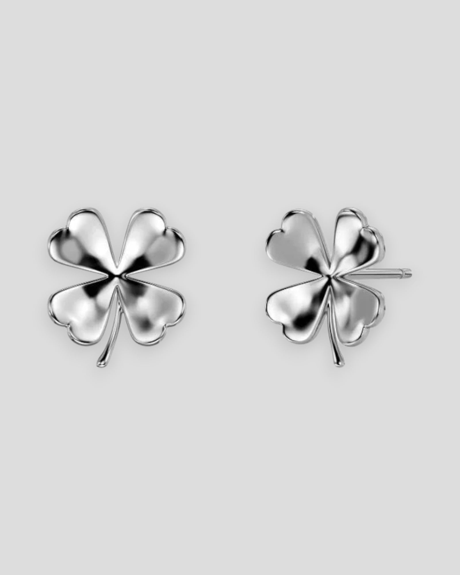 Sølvøreringe til kvinder, Edblad Lucky Studs, i stål med en enkel og elegant design, synlig i billedet