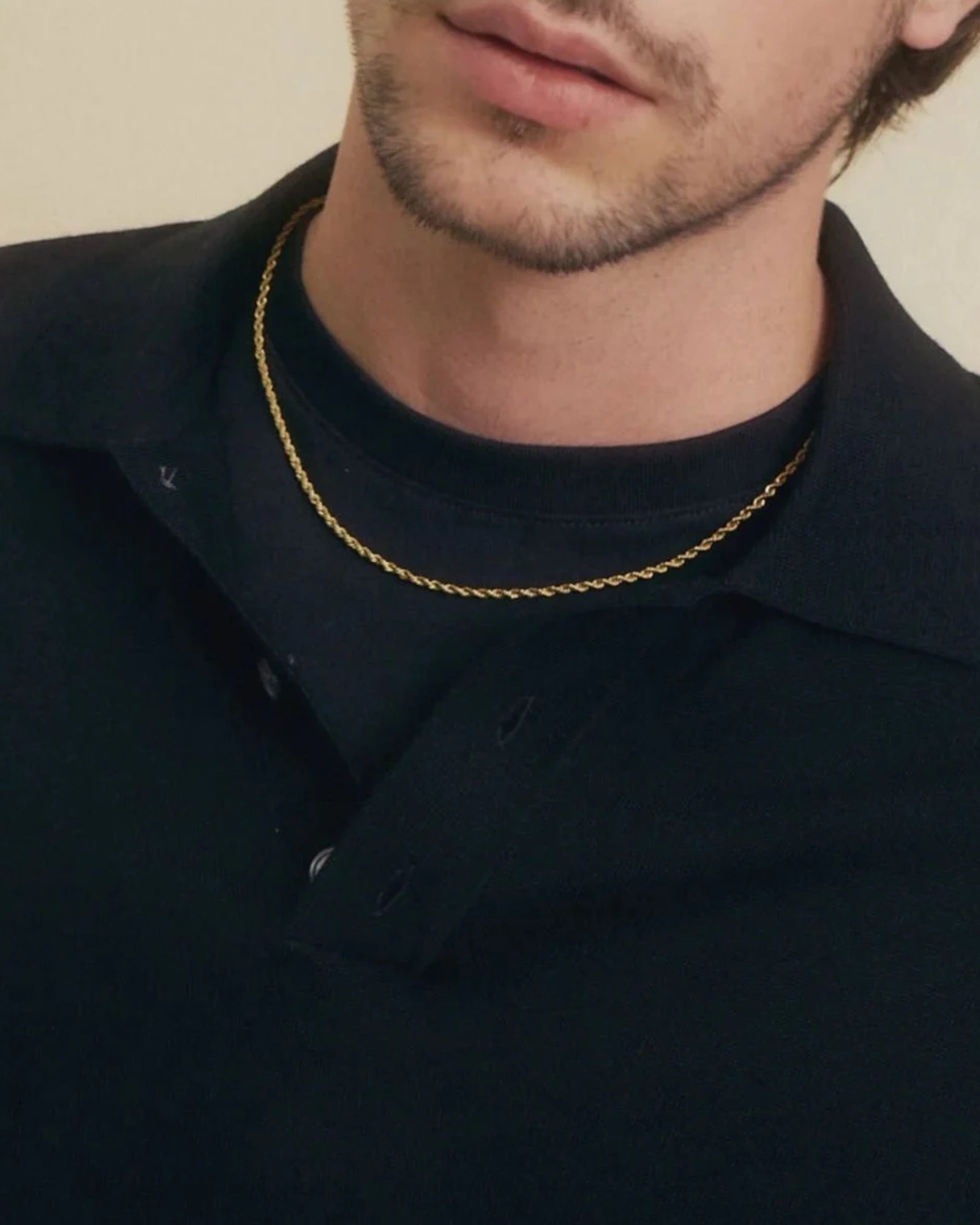 Guld Marvin halskæde til mænd fra Edblad med enkel, stilfuld design, synlig på billedet.