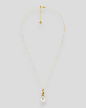 Dames halskæde fra Edblad med lille perle og gyldent drejeled i rustfrit stål, elegant og modern accessories.
