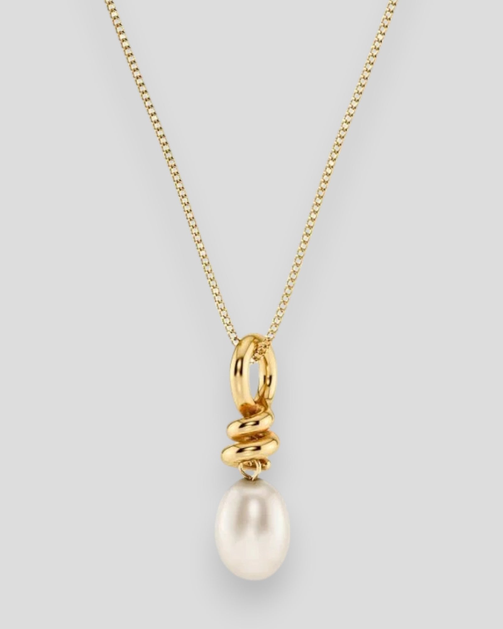 Dames halskæde med drejeanhængere i guld med lille perle, fra Edblad, elegant og stilfuld smykke.