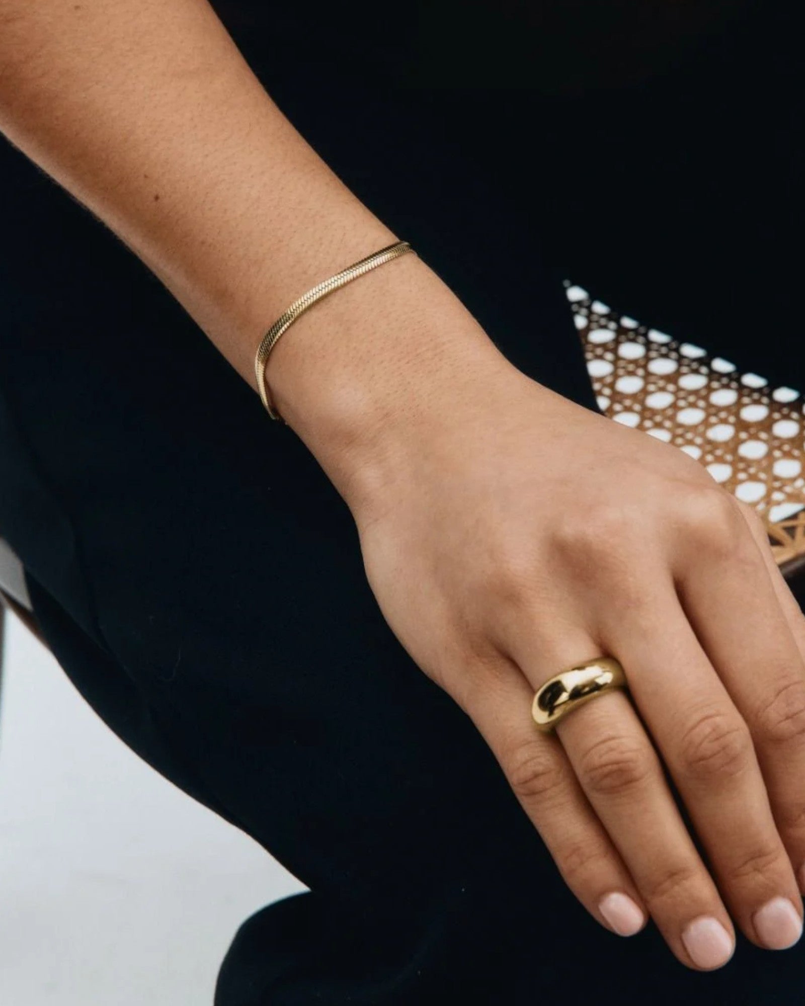 Guldherringbone armbånd til kvinder fra Edblad Dame, fint viklet design i glat guldmetal.