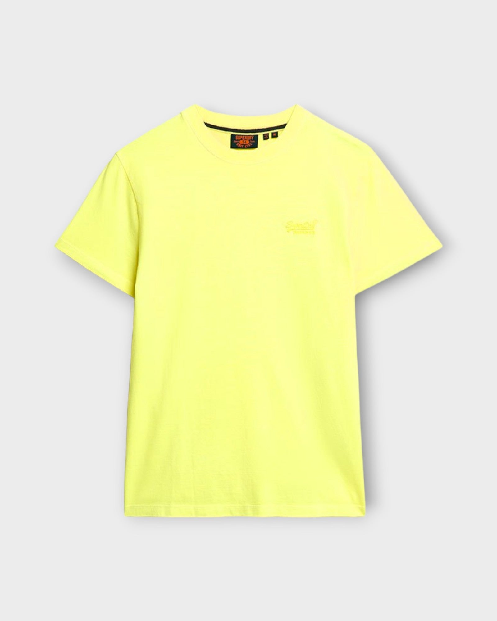 Essential Logo Emb Tee Dry Fluro Yellow fra Superdry. Kortærmet neon gul T-shirt til mænd. Her set forfra.