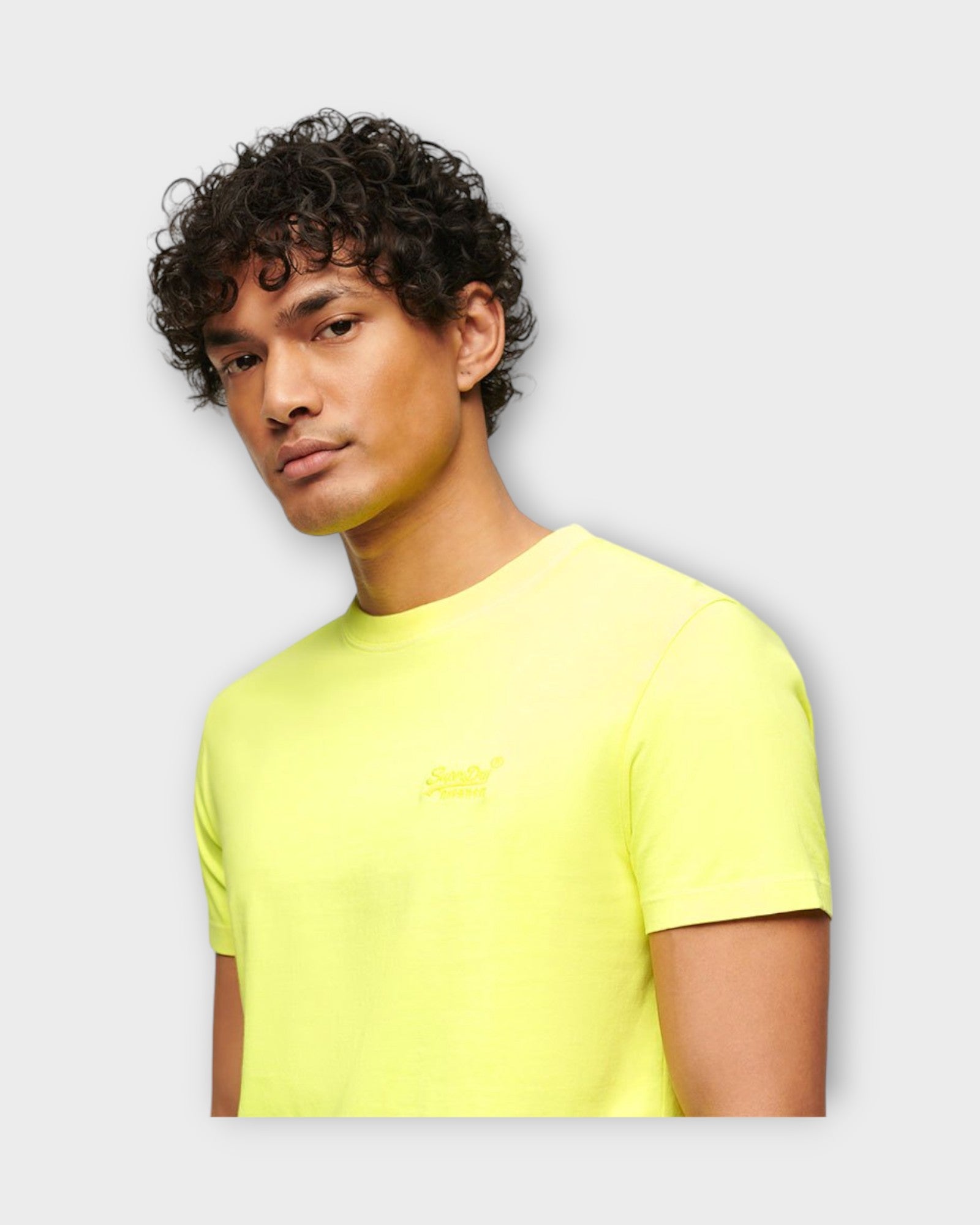 Essential Logo Emb Tee Dry Fluro Yellow fra Superdry. Kortærmet neon gul T-shirt til mænd. Her set på model fra siden.