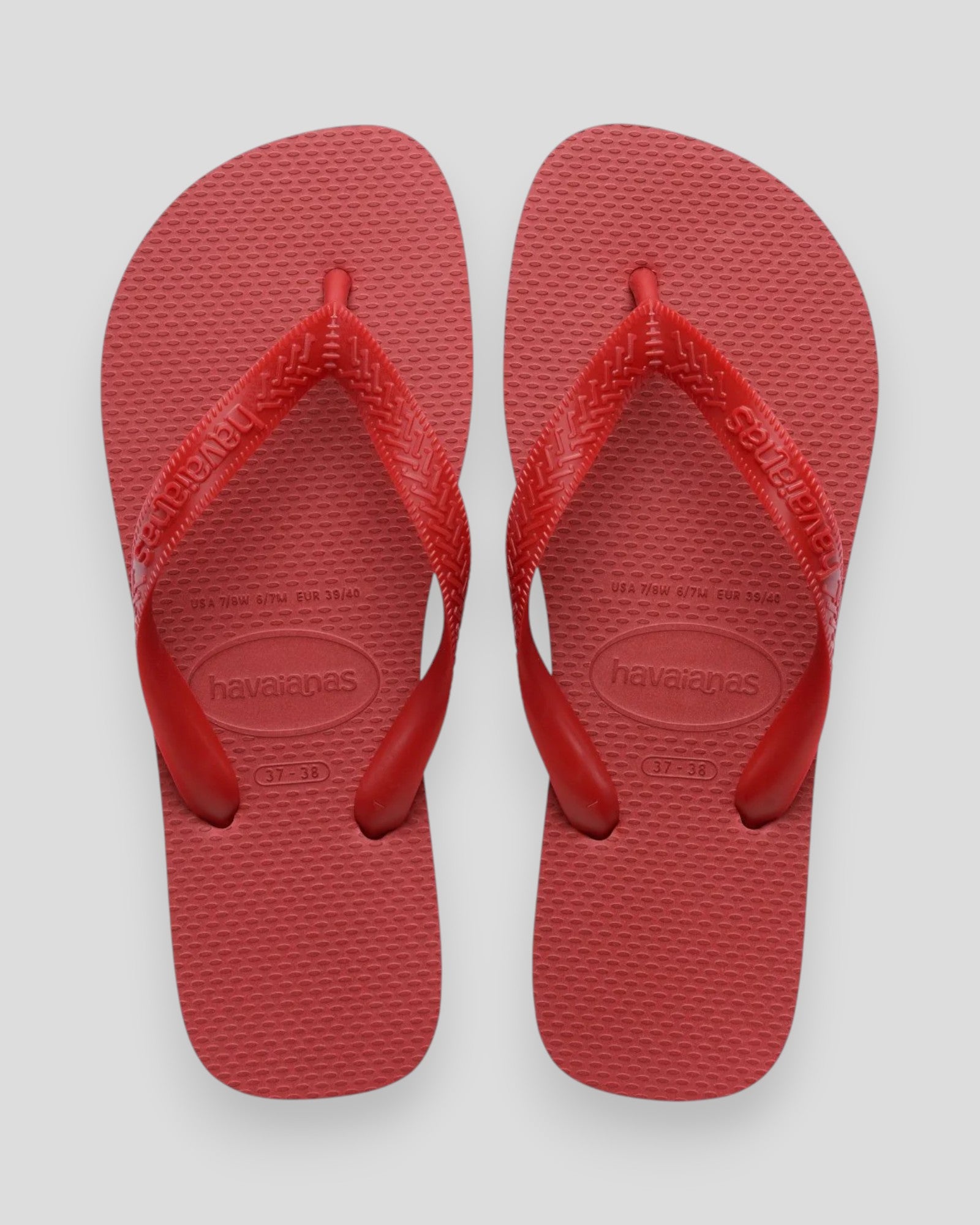 Røde Havaianas damesandaler med flad sål og justerbar rem, perfekte til sommerbrug.