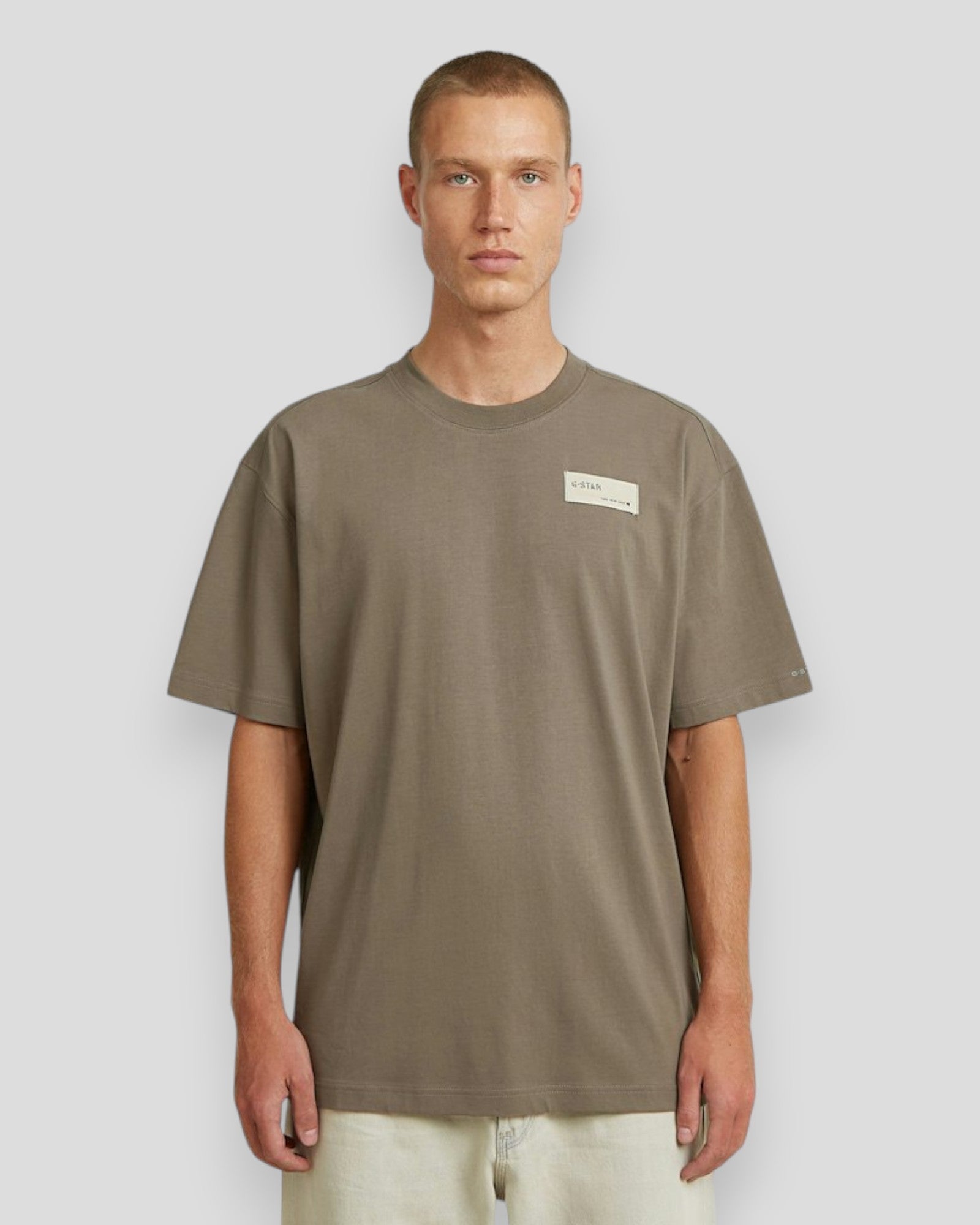G-Star RAW HB Badge Relaxed R T-shirt i turffarve, casual herretøj med logo detalje, blødt bomuldsstof.
