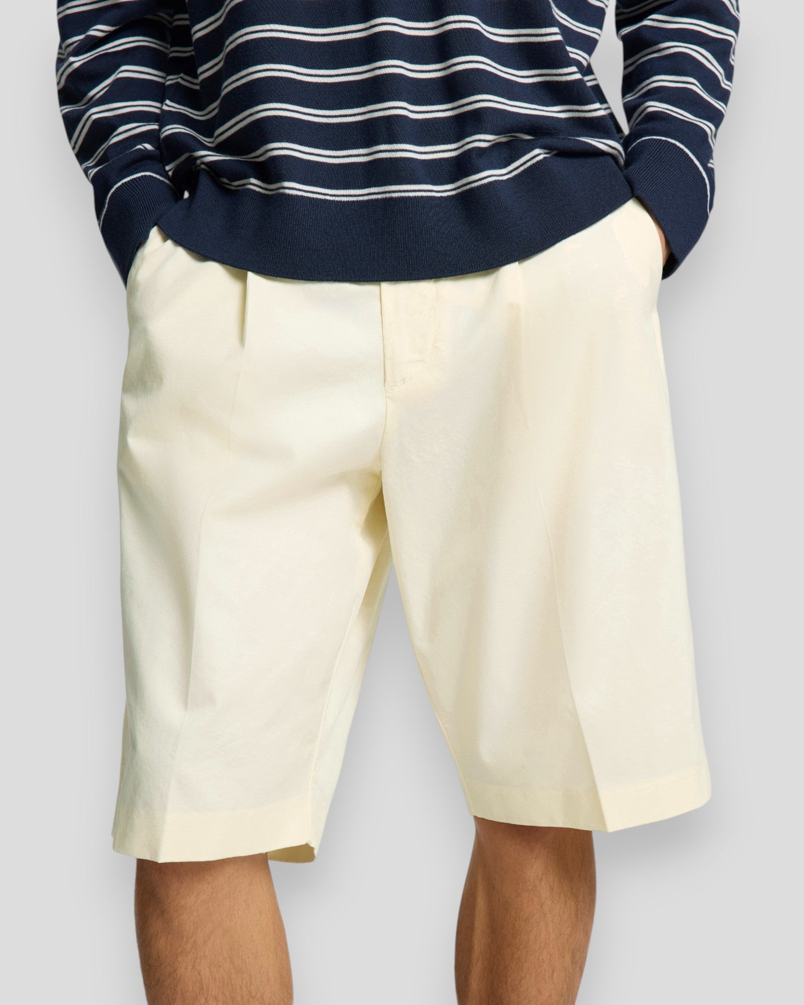 Lys beige casual herreshorts med løs pasform til sommer