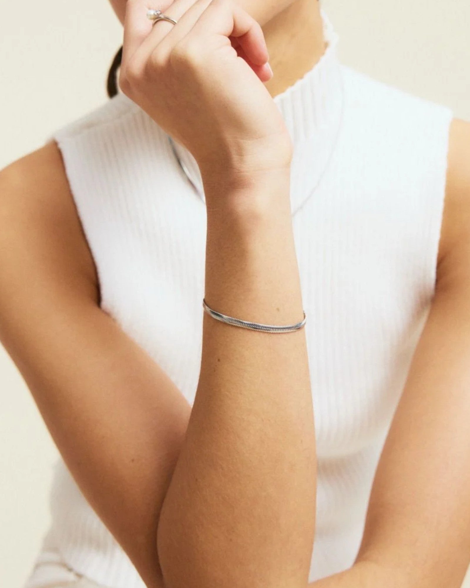 Sølv Herringbone armbånd til kvinder fra Edblad Dame, elegant og glat design i rustfrit stål.