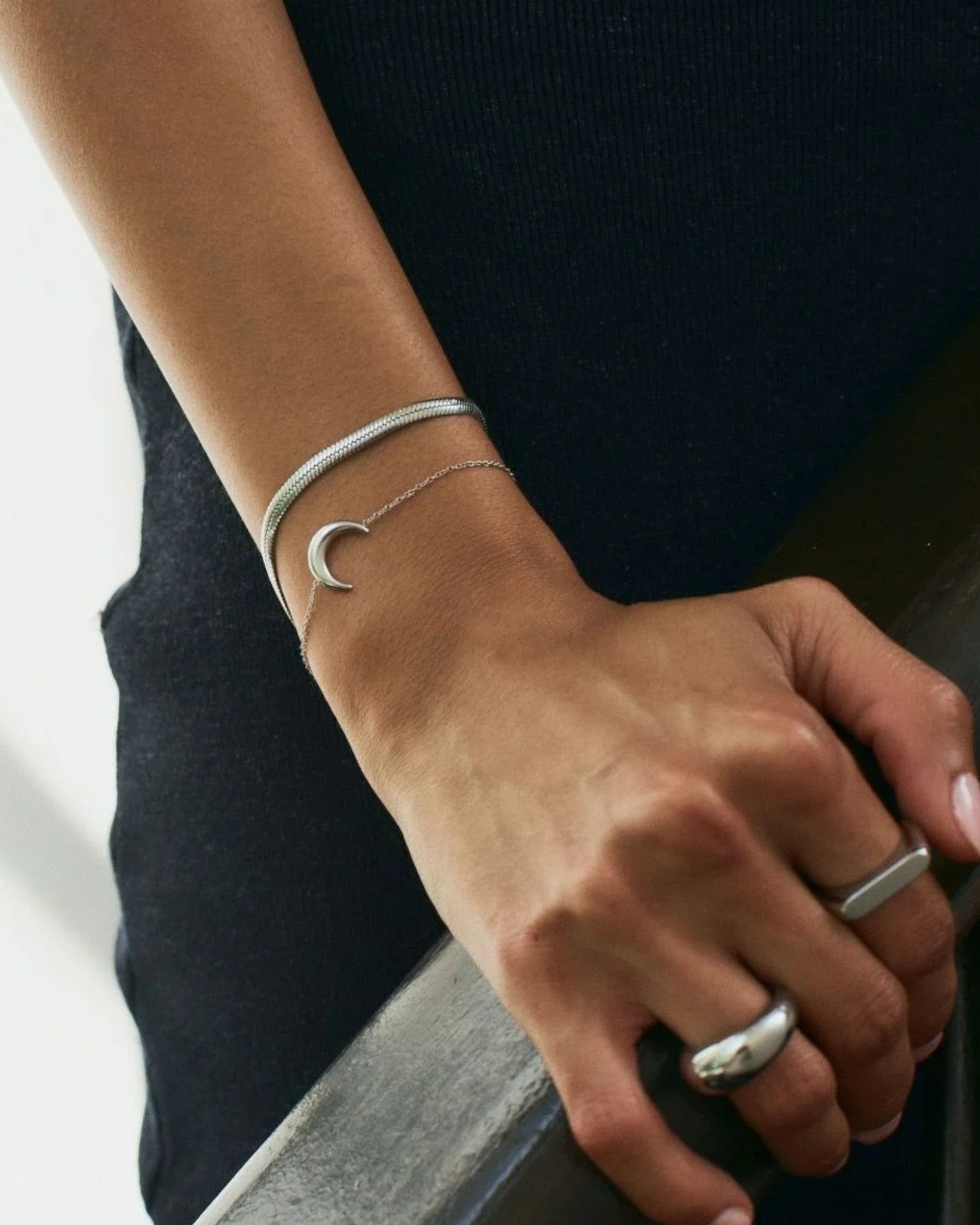 Sølvherringbone armbånd til kvinder fra Edblad Dame med glat, skinnende kæde i rustfrit stål.