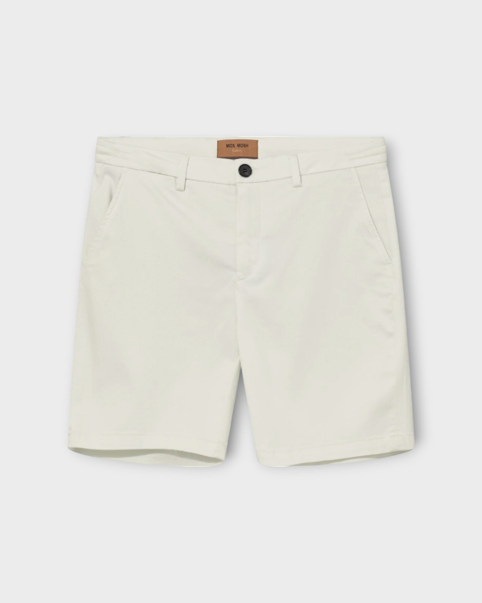 Hunt Soft String Shorts White fra Mos Mosh Gallery, super lækre hvide herre shorts. Her set forfra.