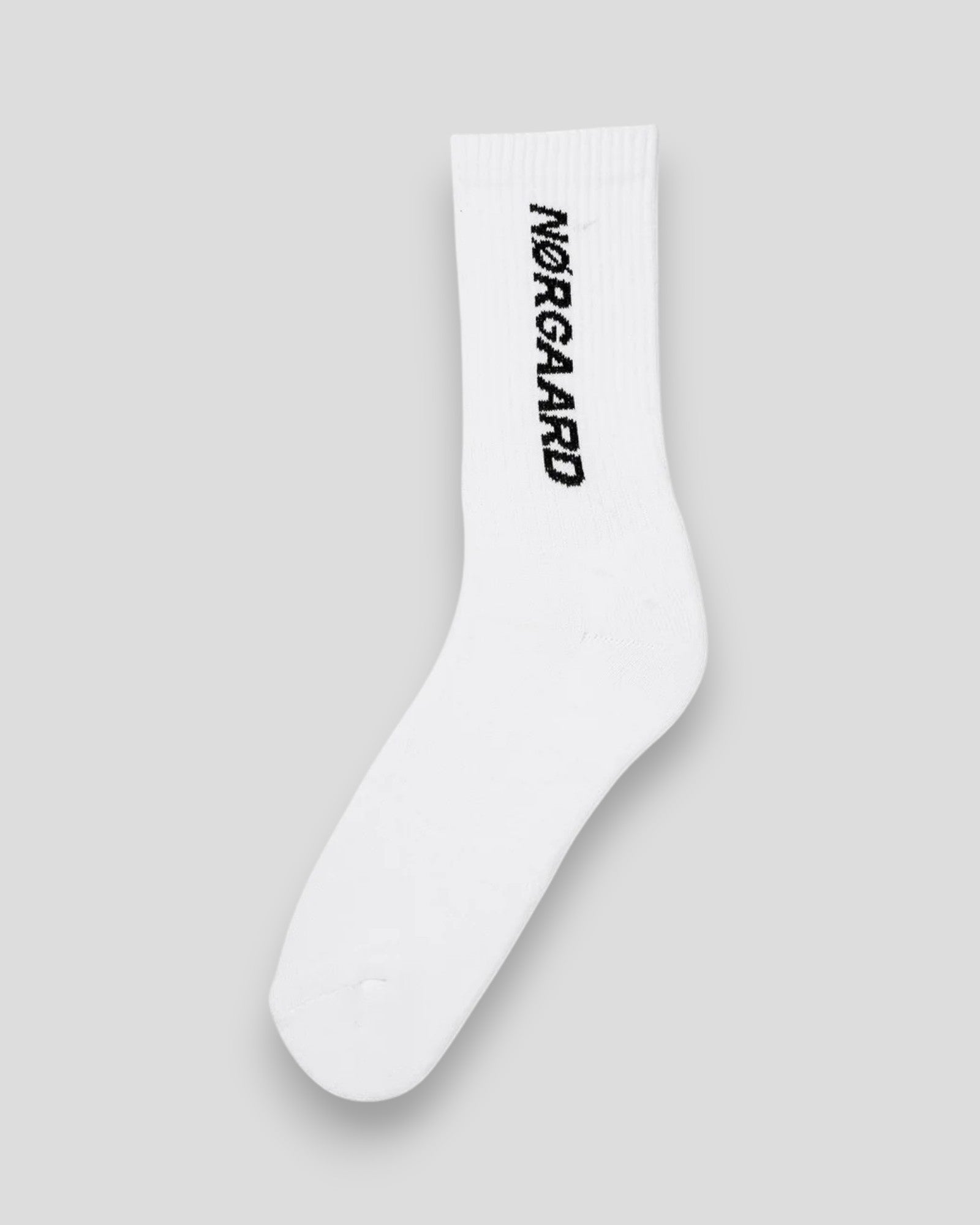 Mads Nørgaard Classic Tennis Sock i White – en klassisk hvid strømpe med tidløst design, perfekt til både sport og hverdagsbrug.