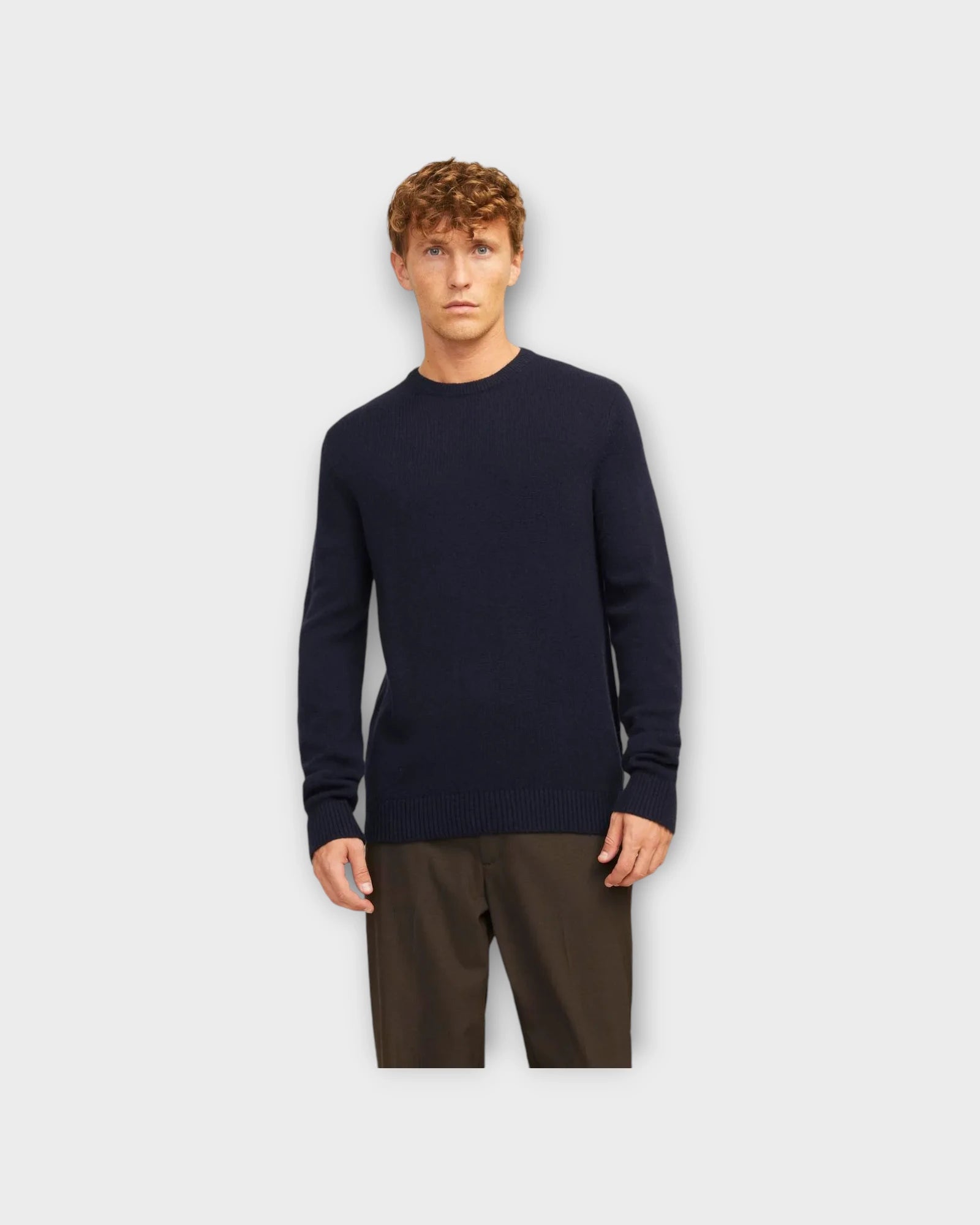 Lambswool Knit Crew Neck LN Night Sky - Navy blå Jack and Jones Herre Strik. Her set på model i closeup.