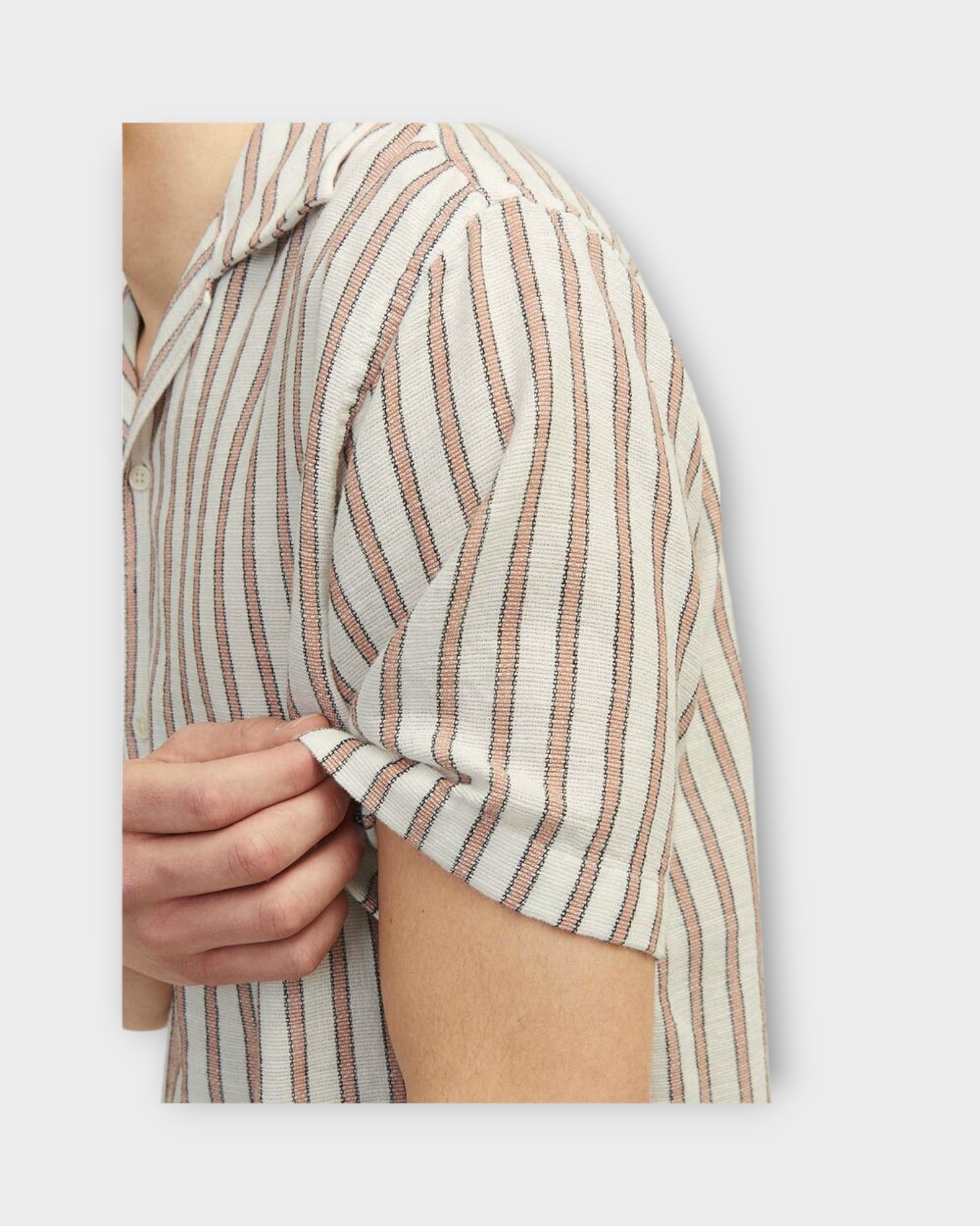Jack and Jones Noto Stripe Resort Shirt Carnelian, kortærmet stribet hørskjorte med Cubakrave. Her set i closeup på model.