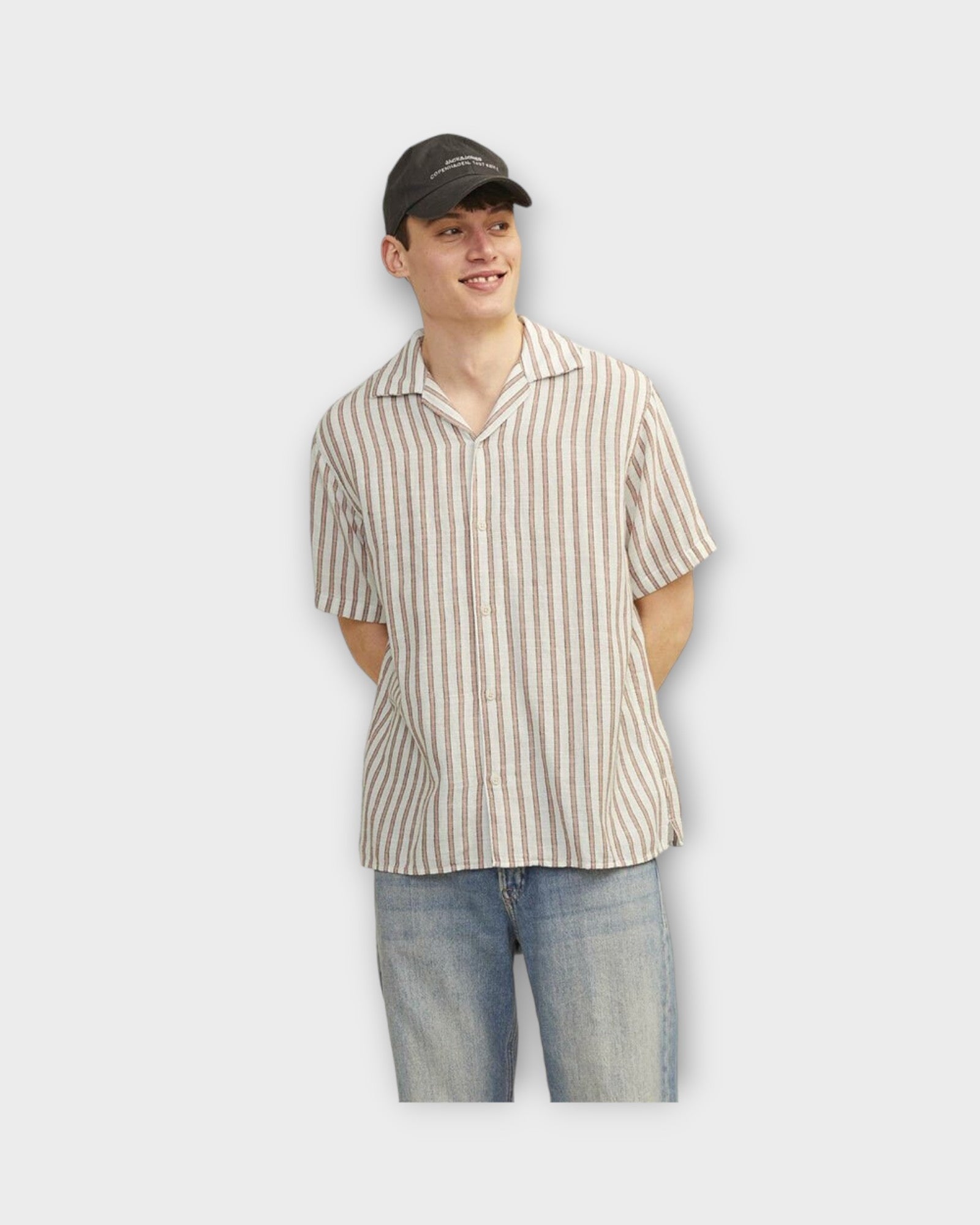 Jack and Jones Noto Stripe Resort Shirt Carnelian, kortærmet stribet hørskjorte med Cubakrave. Her set  på mandelig model forfra.