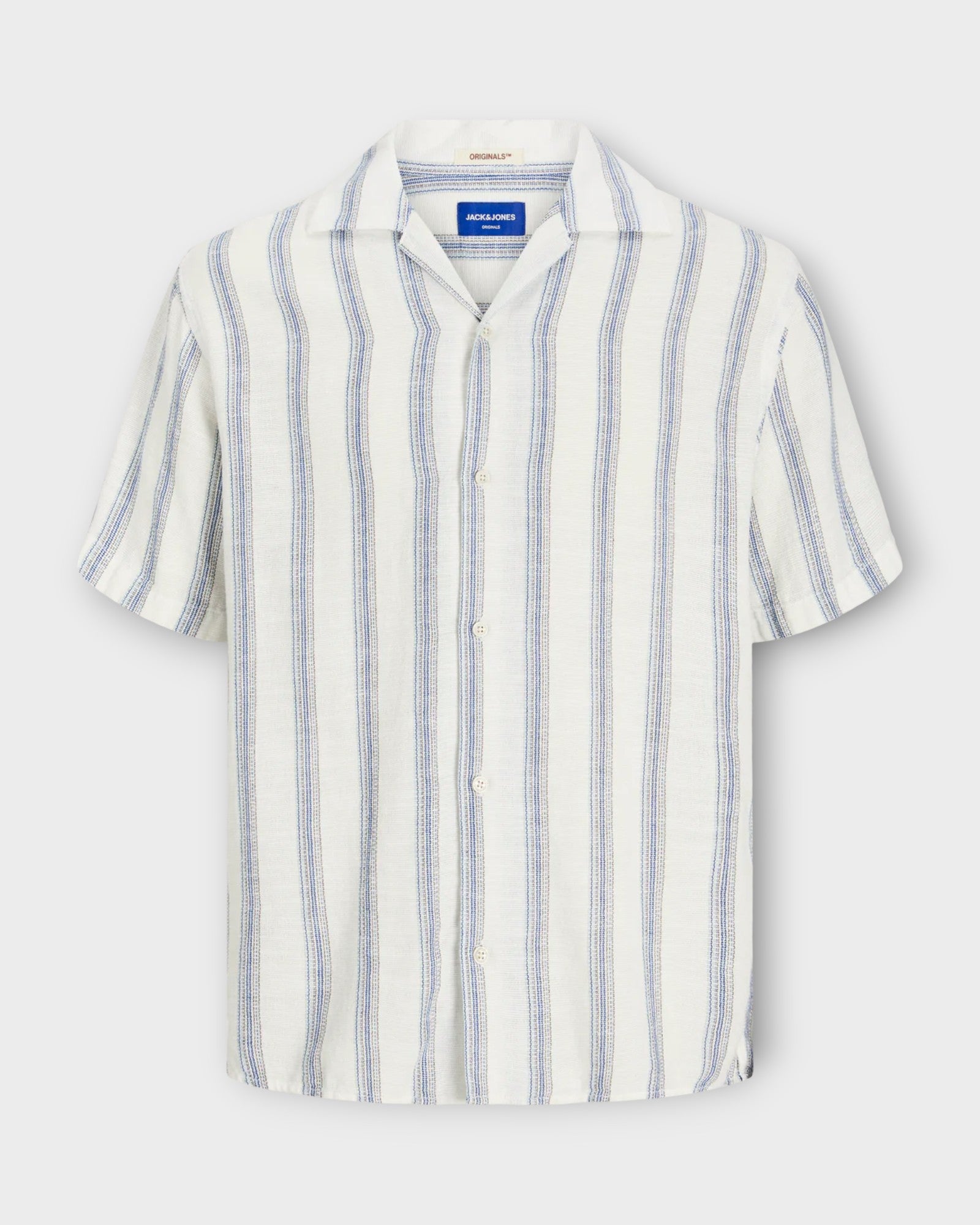 Jack and Jones Noto Stripe Resort Shirt Cloud Dancer, kortærmet blå stribet hørskjorte med Cubakrave. Her set forfra.