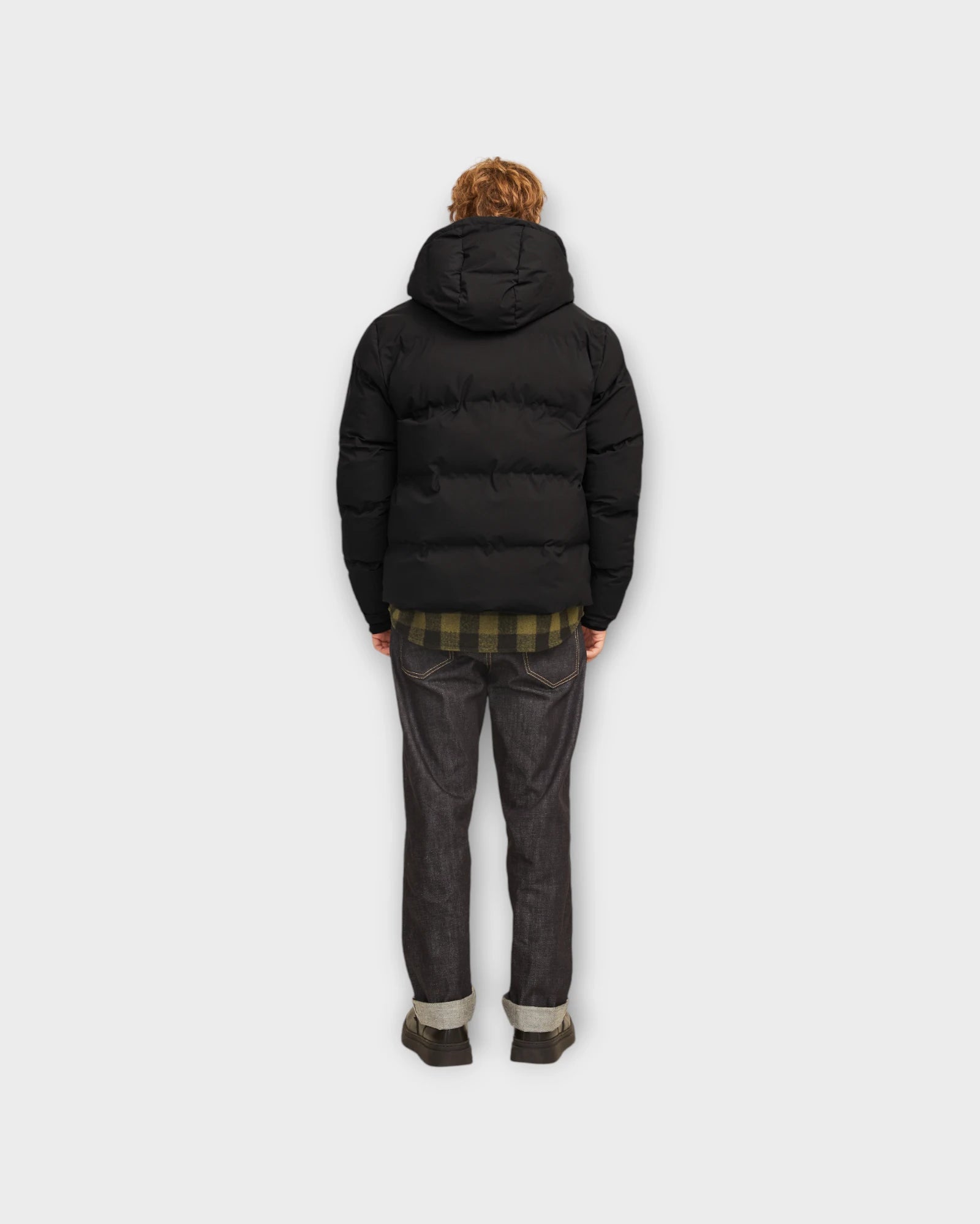 Payne Puffer Jacket Black - Sort Jack and Jones Vinterjakke til Herre - Julegaver til ham 2024. Her set på model bagfra.