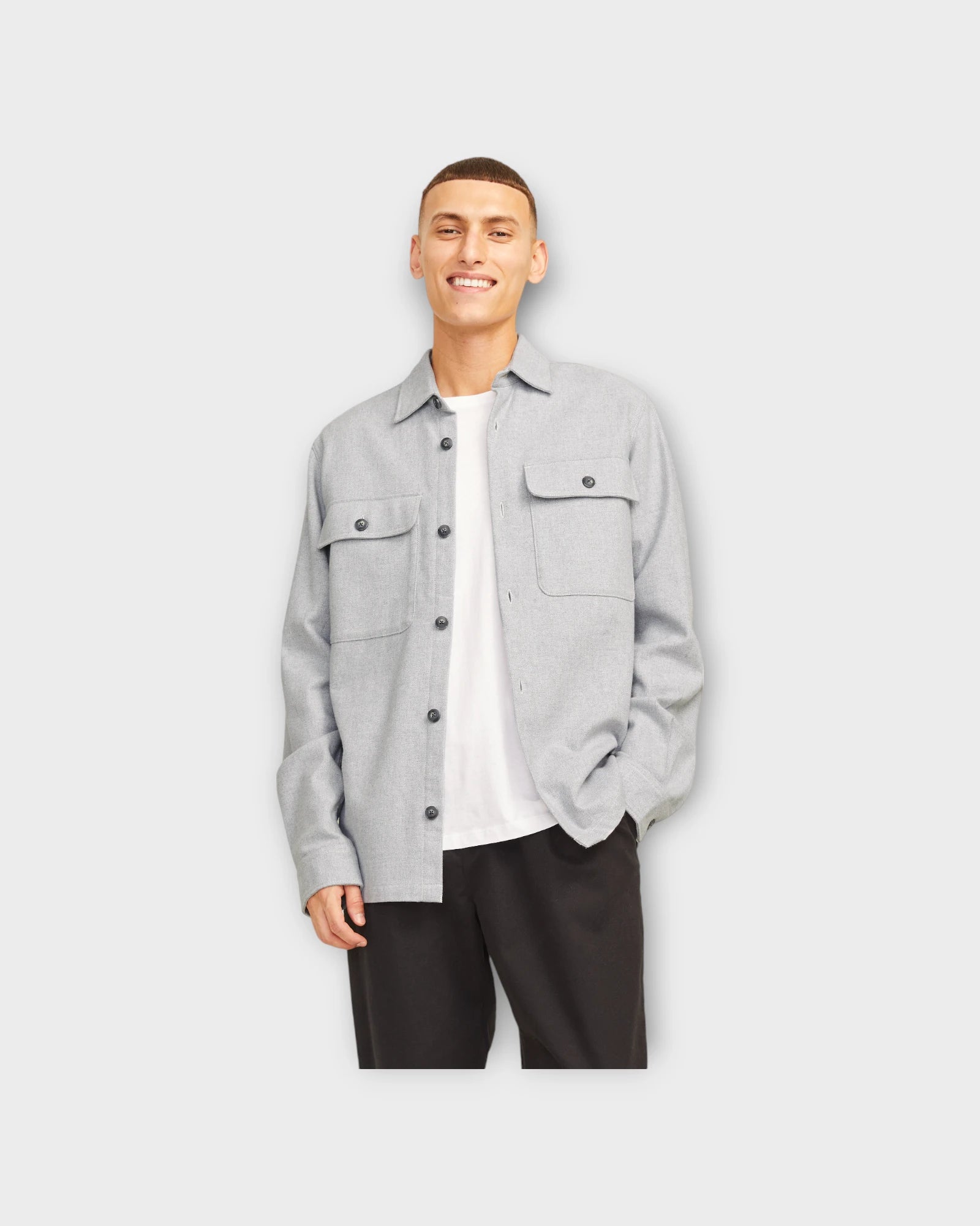 Raymond Melange Solid LS Overshirt Light Grey Melange - Lysegrå Jack & Jones Herre Overshirt. Her set på model i closeup.