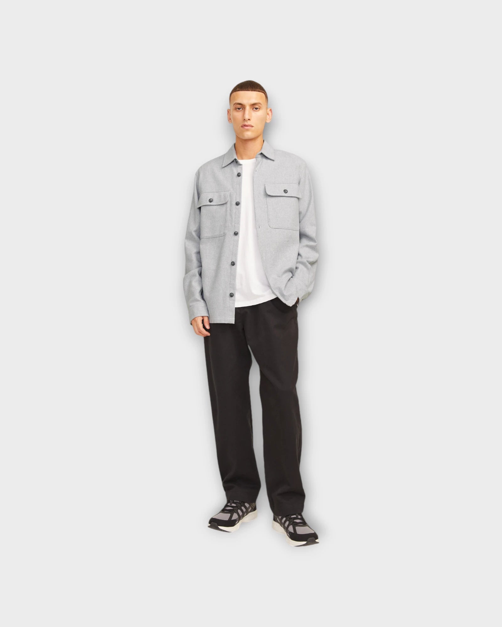 Raymond Melange Solid LS Overshirt Light Grey Melange - Lysegrå Jack & Jones Herre Overshirt. Her set på model forfra.