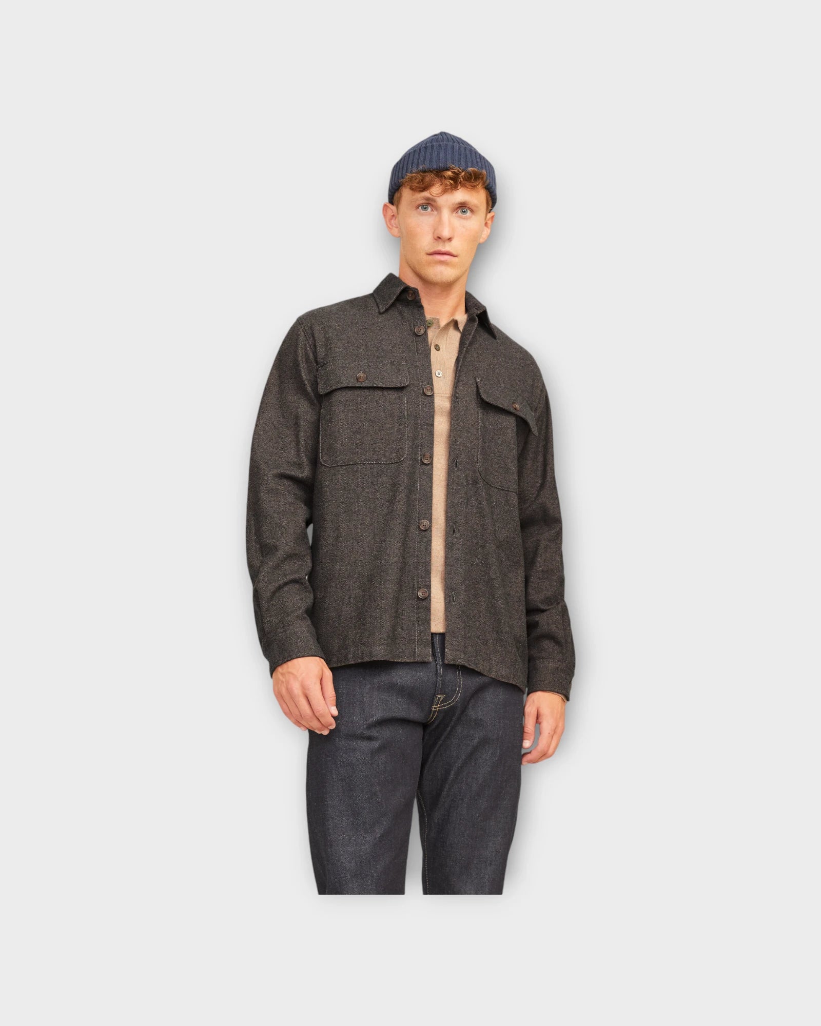 Raymond Melange Solid Overshirt Slate Black - Brun Jack and Jones Herre Overshirt. Her set på model i closeup.