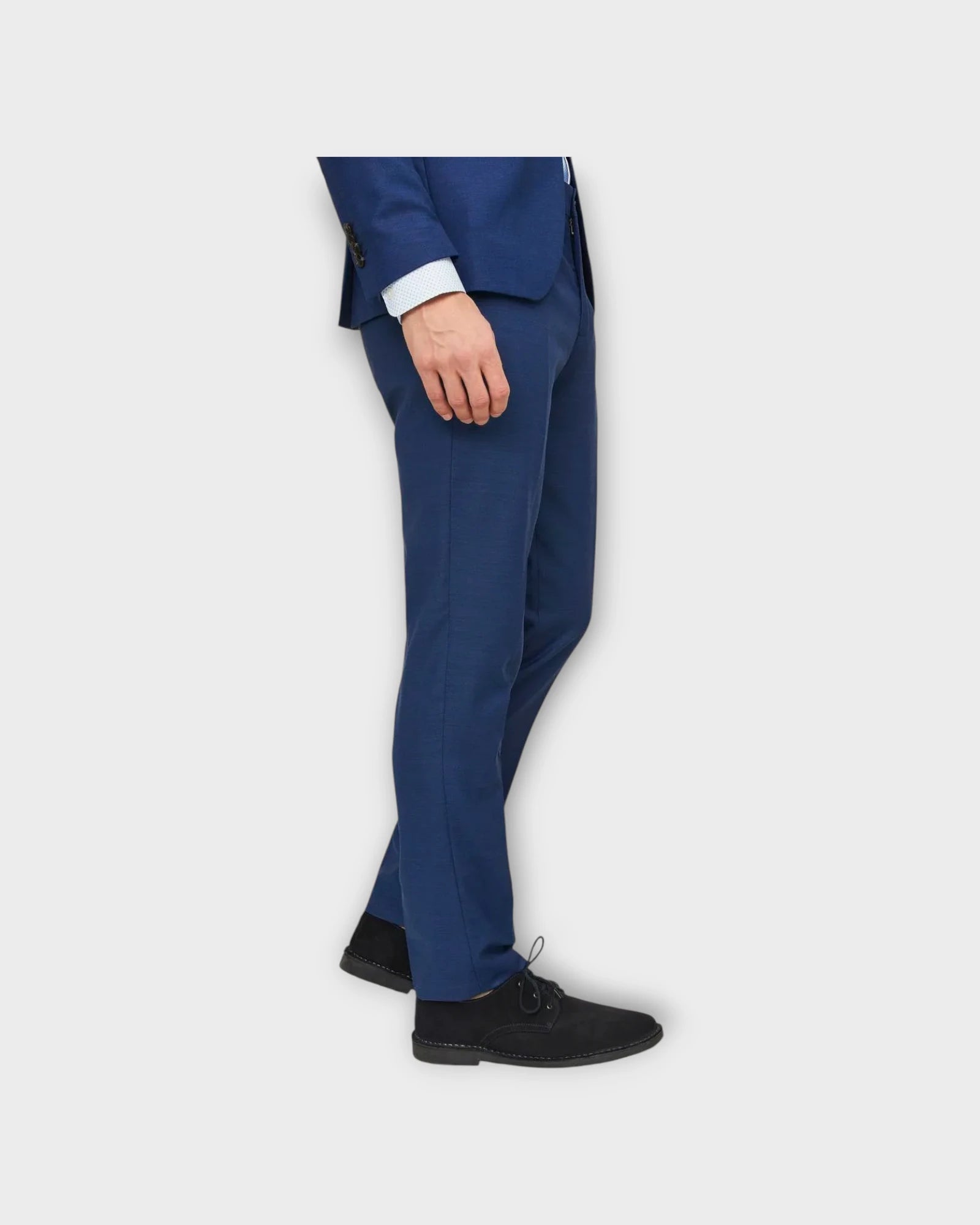 Solaris Trouser Medieval Blue - Blå Jack and Jones Suit Pants til mænd -Konfirmationstøj 2025 - Konfirmand. Her set på model fra siden af.