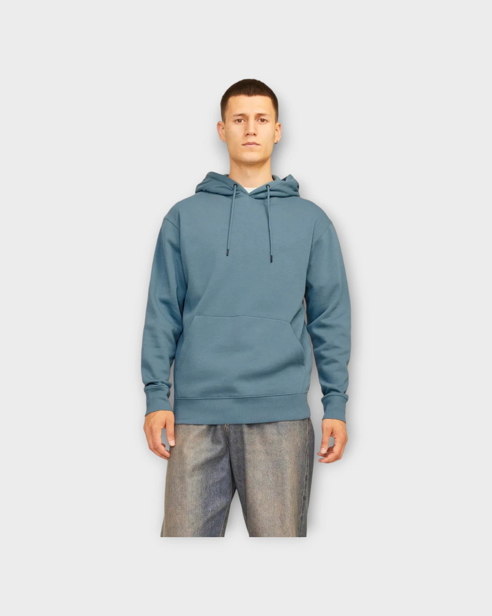 Star Basic Sweat Hood Goblin Blue - Blå Jack & Jones Hættetrøje til Mænd. Her set på model i closeup.