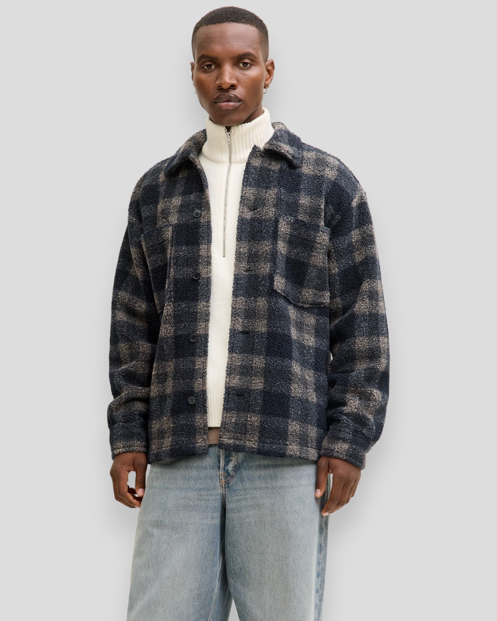 Jack & Jones Bleecker Teddy Overshirt LS in Sky Captain Checks, casual men's overshirt with a cozy teddy fabric and checkered pattern.